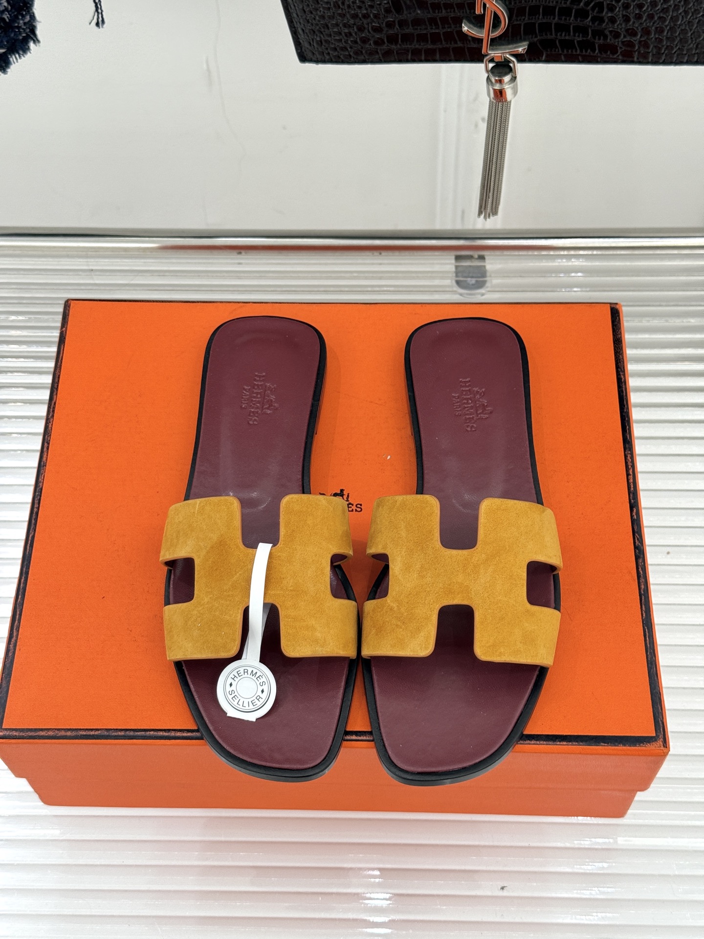 （配原版飞机盒）Hermès/爱马仕万年经典平底粗跟H拖将简约美学与极致工艺完美融合。粗跟设计 赋予你恰