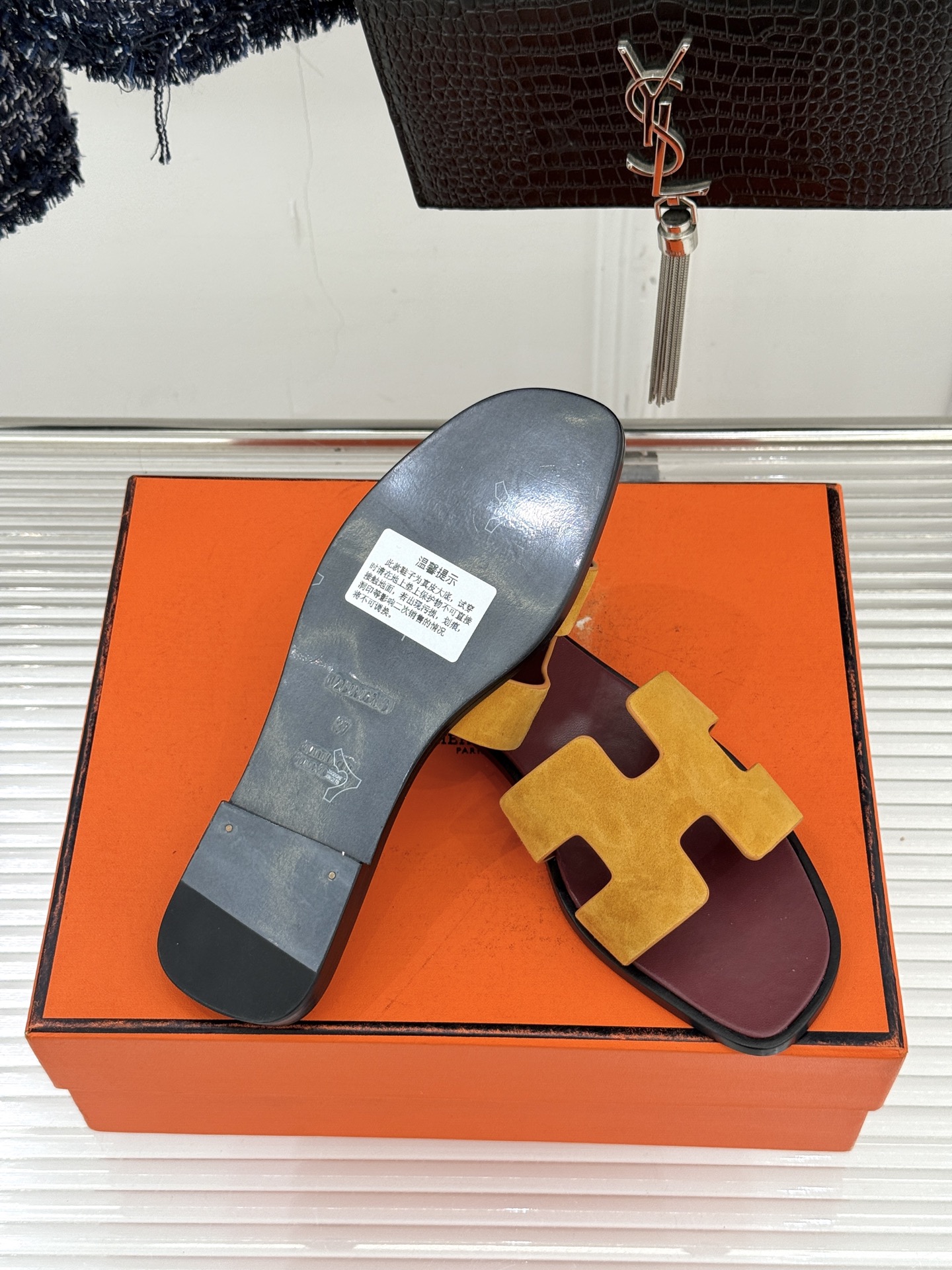 （配原版飞机盒）Hermès/爱马仕万年经典平底粗跟H拖将简约美学与极致工艺完美融合。粗跟设计 赋予你恰