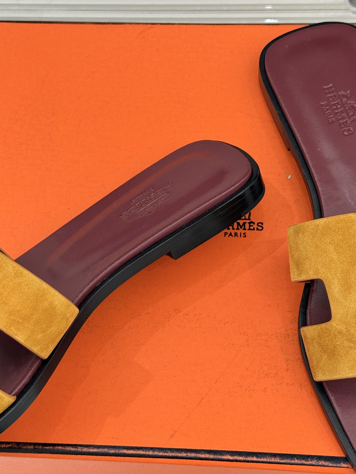 （配原版飞机盒）Hermès/爱马仕万年经典平底粗跟H拖将简约美学与极致工艺完美融合。粗跟设计 赋予你恰