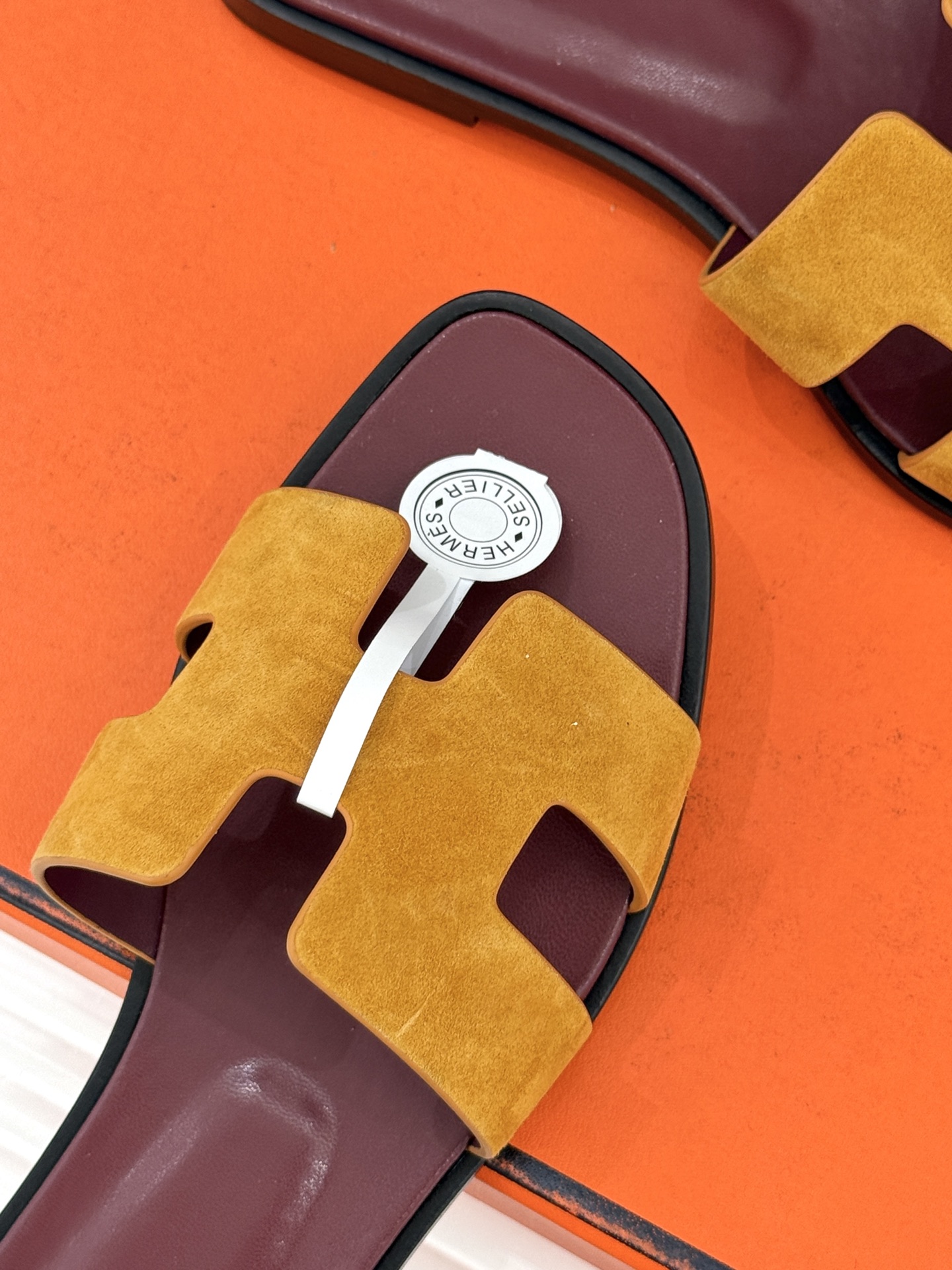 （配原版飞机盒）Hermès/爱马仕万年经典平底粗跟H拖将简约美学与极致工艺完美融合。粗跟设计 赋予你恰