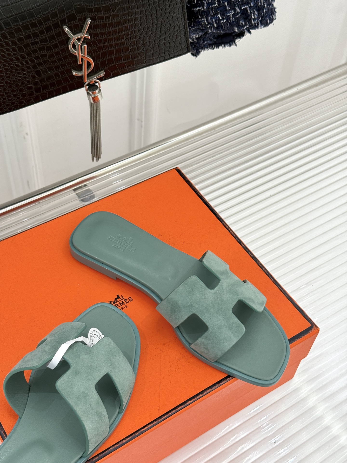 （配原版飞机盒）Hermès/爱马仕万年经典平底粗跟H拖将简约美学与极致工艺完美融合。粗跟设计 赋予你恰