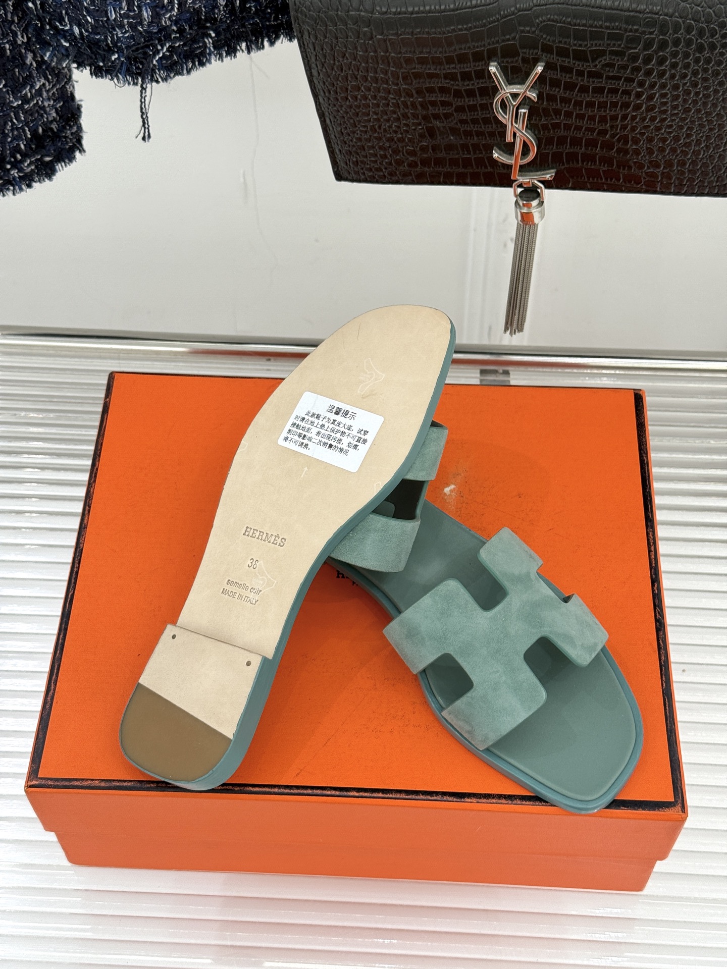 （配原版飞机盒）Hermès/爱马仕万年经典平底粗跟H拖将简约美学与极致工艺完美融合。粗跟设计 赋予你恰