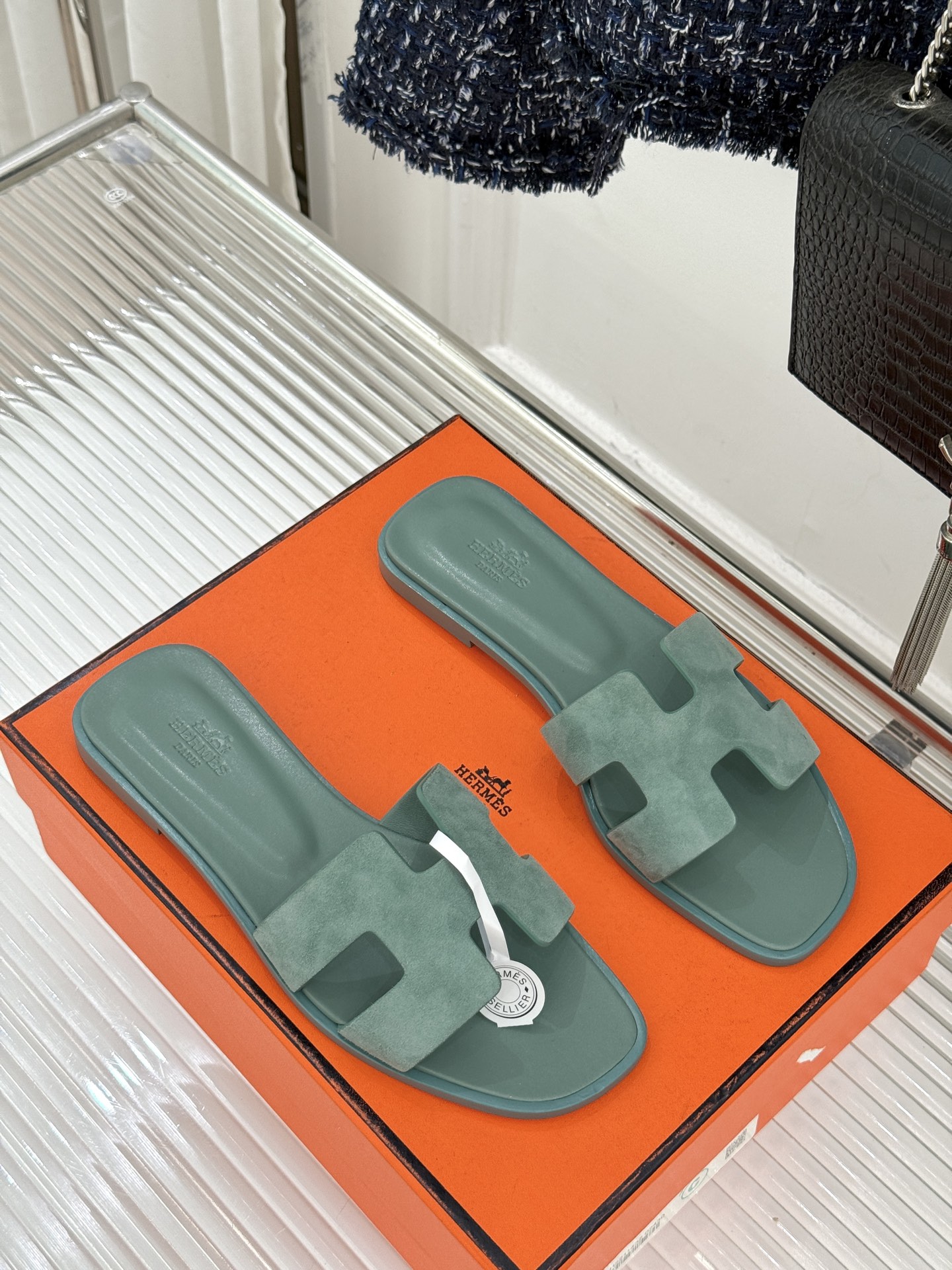 （配原版飞机盒）Hermès/爱马仕万年经典平底粗跟H拖将简约美学与极致工艺完美融合。粗跟设计 赋予你恰