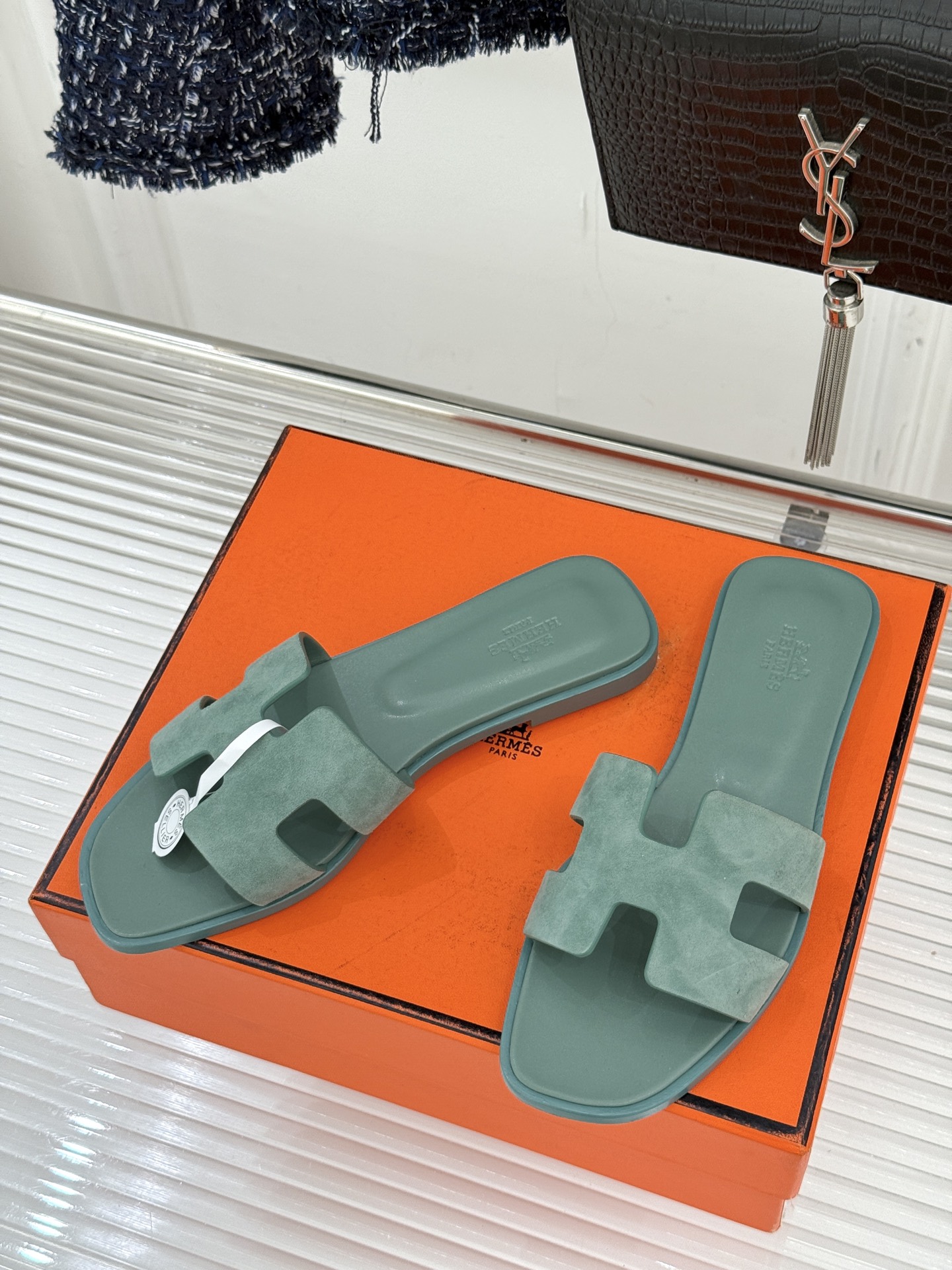 （配原版飞机盒）Hermès/爱马仕万年经典平底粗跟H拖将简约美学与极致工艺完美融合。粗跟设计 赋予你恰