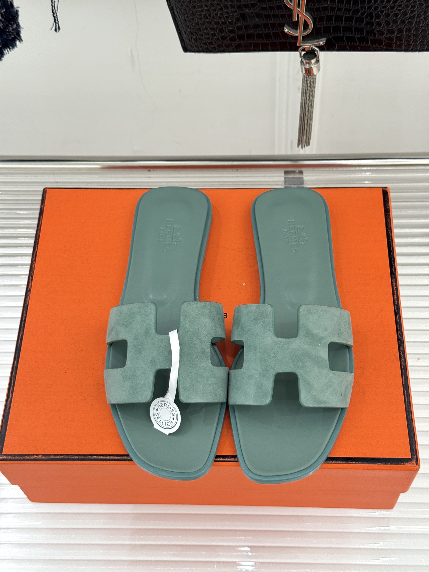 （配原版飞机盒）Hermès/爱马仕万年经典平底粗跟H拖将简约美学与极致工艺完美融合。粗跟设计 赋予你恰