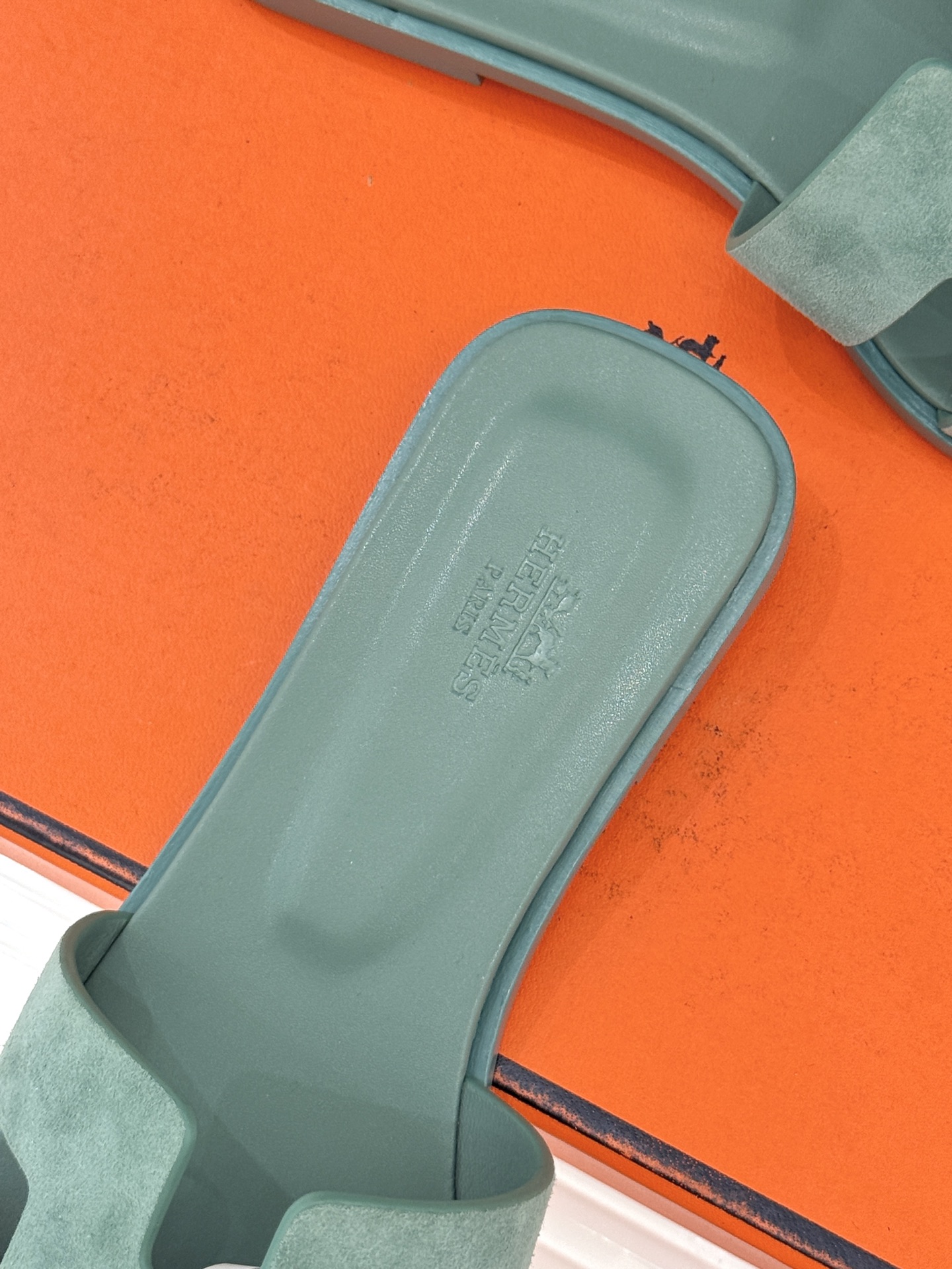 （配原版飞机盒）Hermès/爱马仕万年经典平底粗跟H拖将简约美学与极致工艺完美融合。粗跟设计 赋予你恰