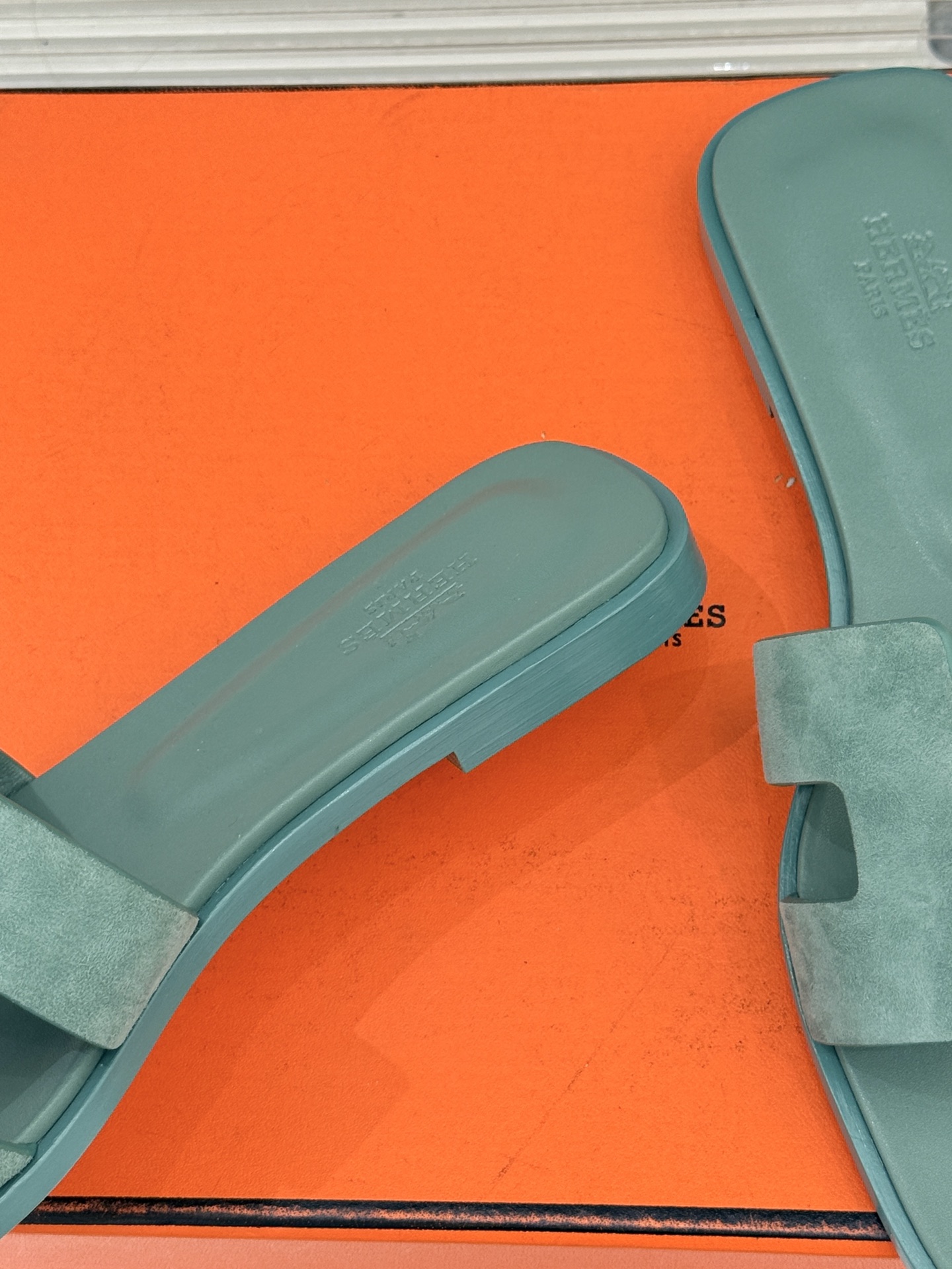 （配原版飞机盒）Hermès/爱马仕万年经典平底粗跟H拖将简约美学与极致工艺完美融合。粗跟设计 赋予你恰