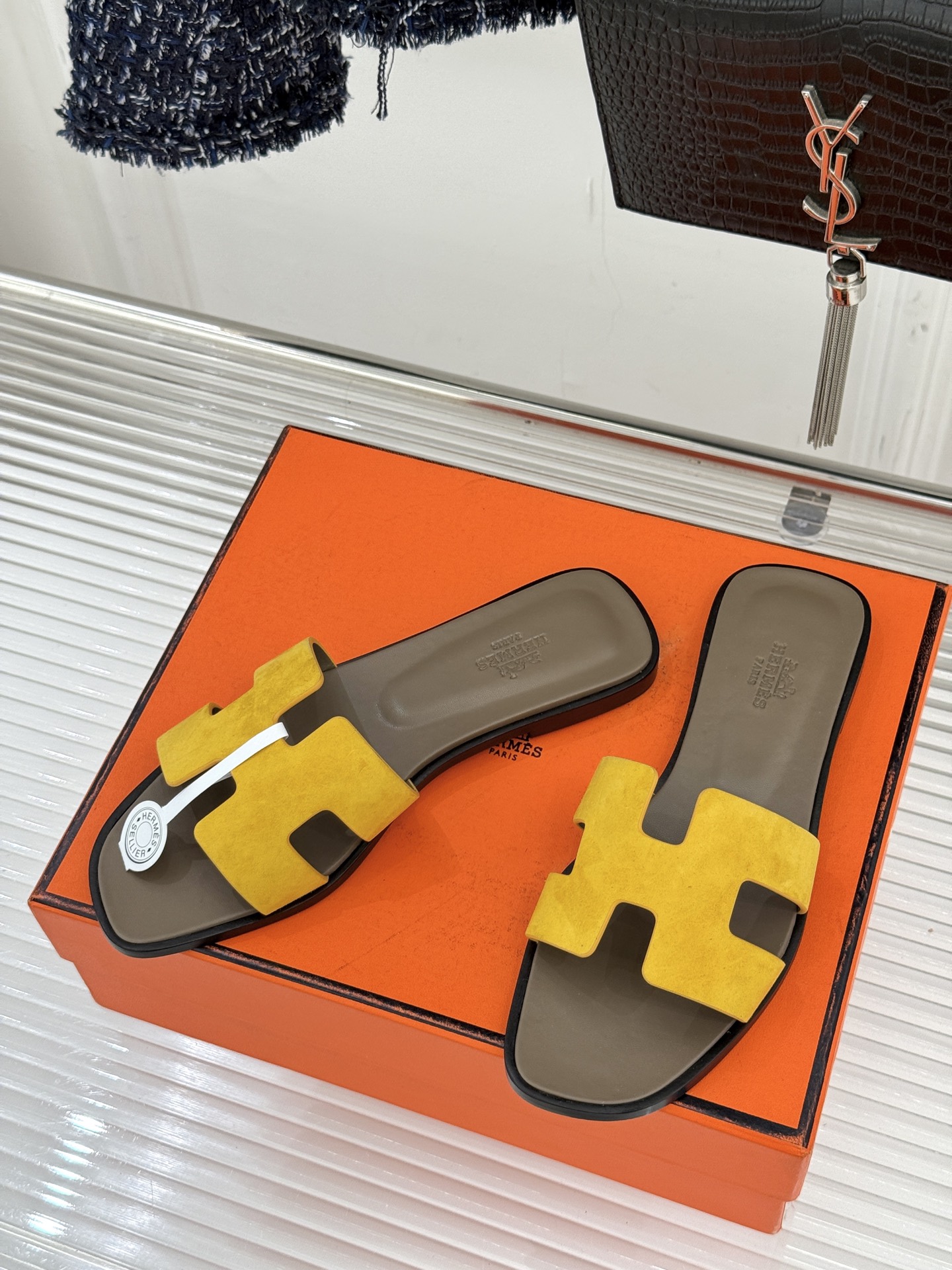 （配原版飞机盒）Hermès/爱马仕万年经典平底粗跟H拖将简约美学与极致工艺完美融合。粗跟设计 赋予你恰