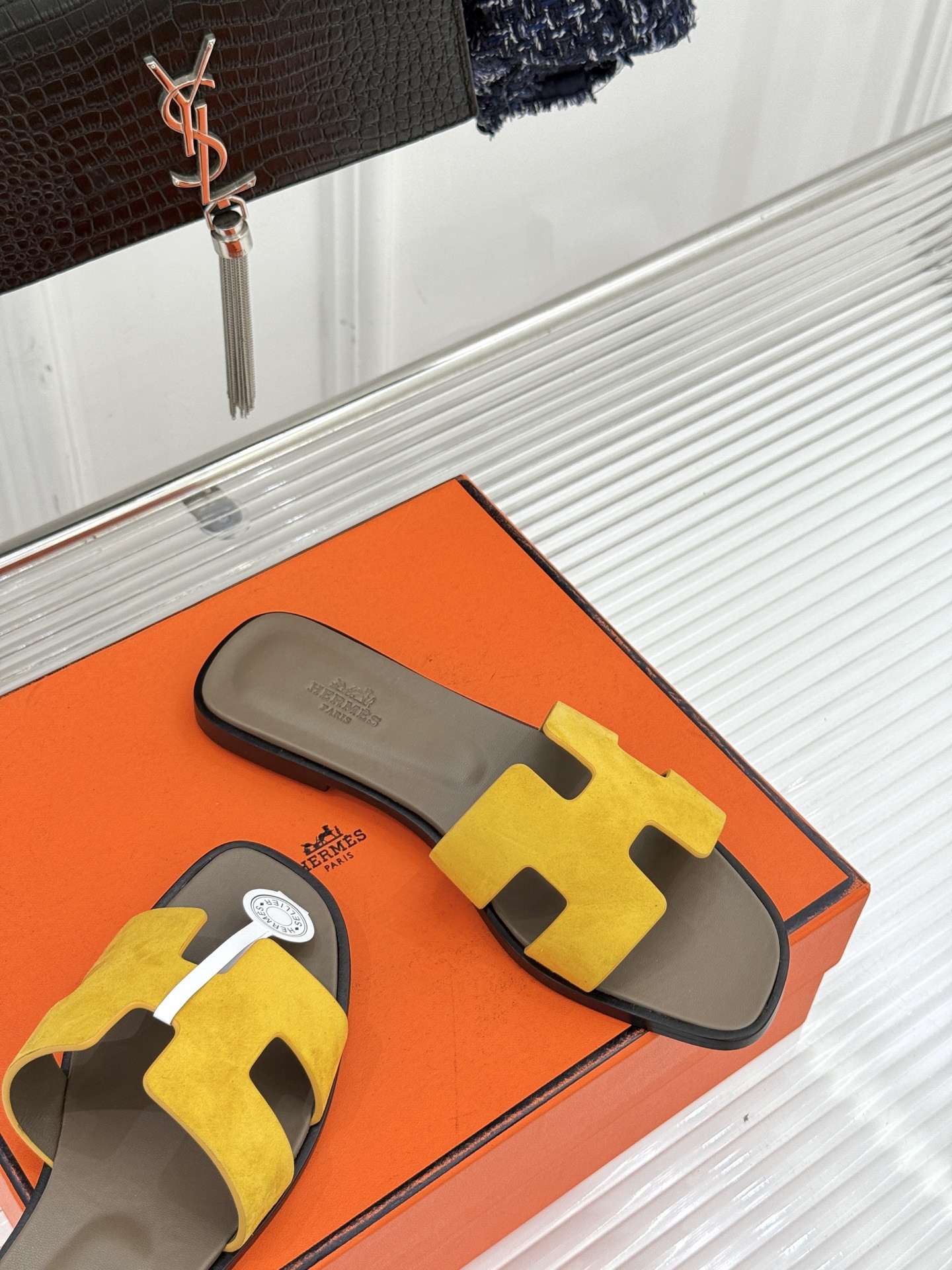 （配原版飞机盒）Hermès/爱马仕万年经典平底粗跟H拖将简约美学与极致工艺完美融合。粗跟设计 赋予你恰