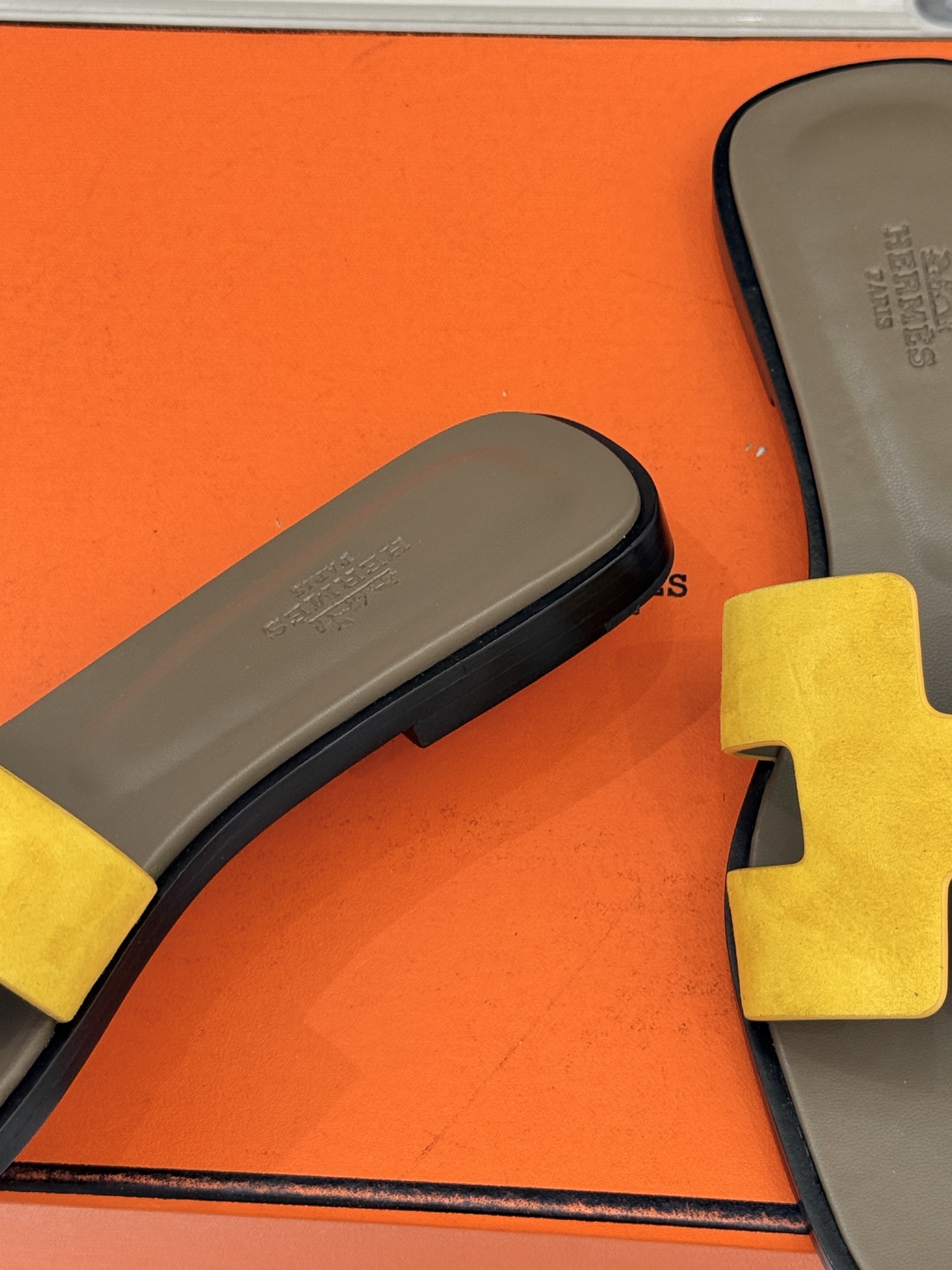 （配原版飞机盒）Hermès/爱马仕万年经典平底粗跟H拖将简约美学与极致工艺完美融合。粗跟设计 赋予你恰