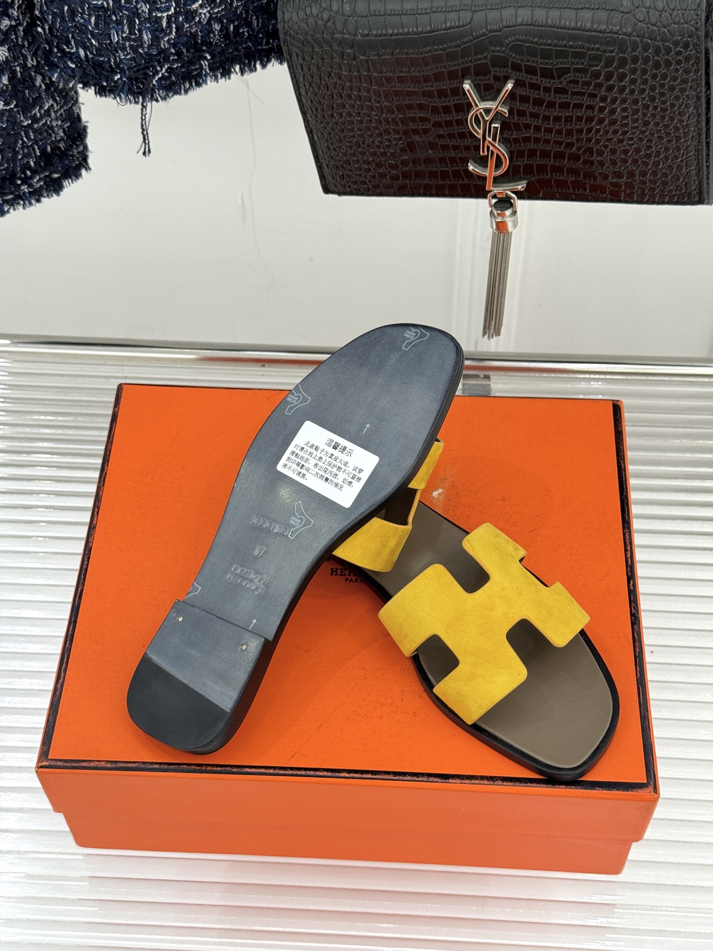 （配原版飞机盒）Hermès/爱马仕万年经典平底粗跟H拖将简约美学与极致工艺完美融合。粗跟设计 赋予你恰