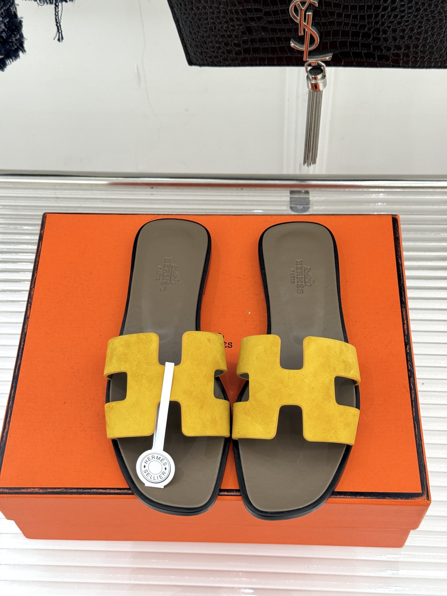 （配原版飞机盒）Hermès/爱马仕万年经典平底粗跟H拖将简约美学与极致工艺完美融合。粗跟设计 赋予你恰