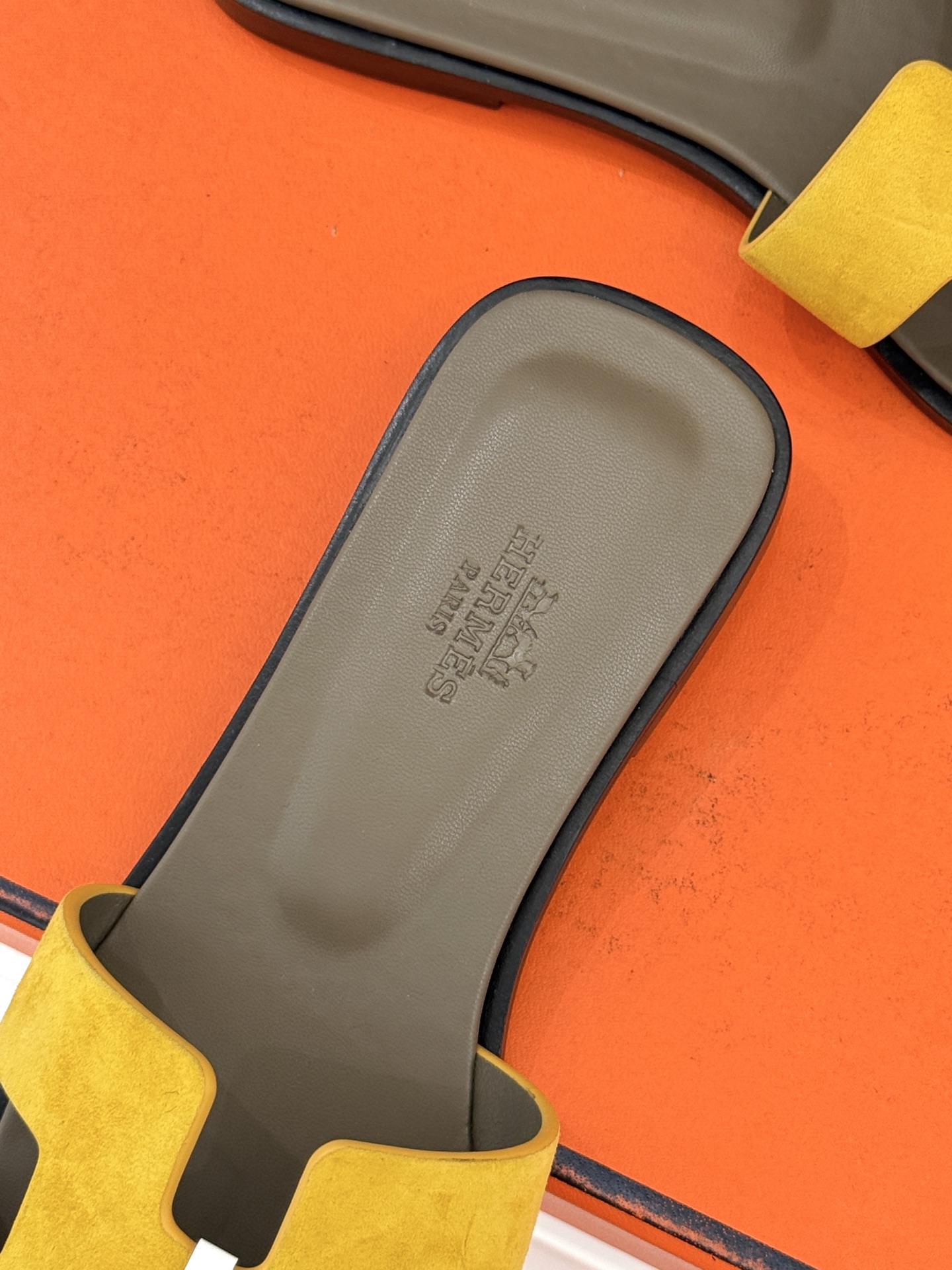 （配原版飞机盒）Hermès/爱马仕万年经典平底粗跟H拖将简约美学与极致工艺完美融合。粗跟设计 赋予你恰