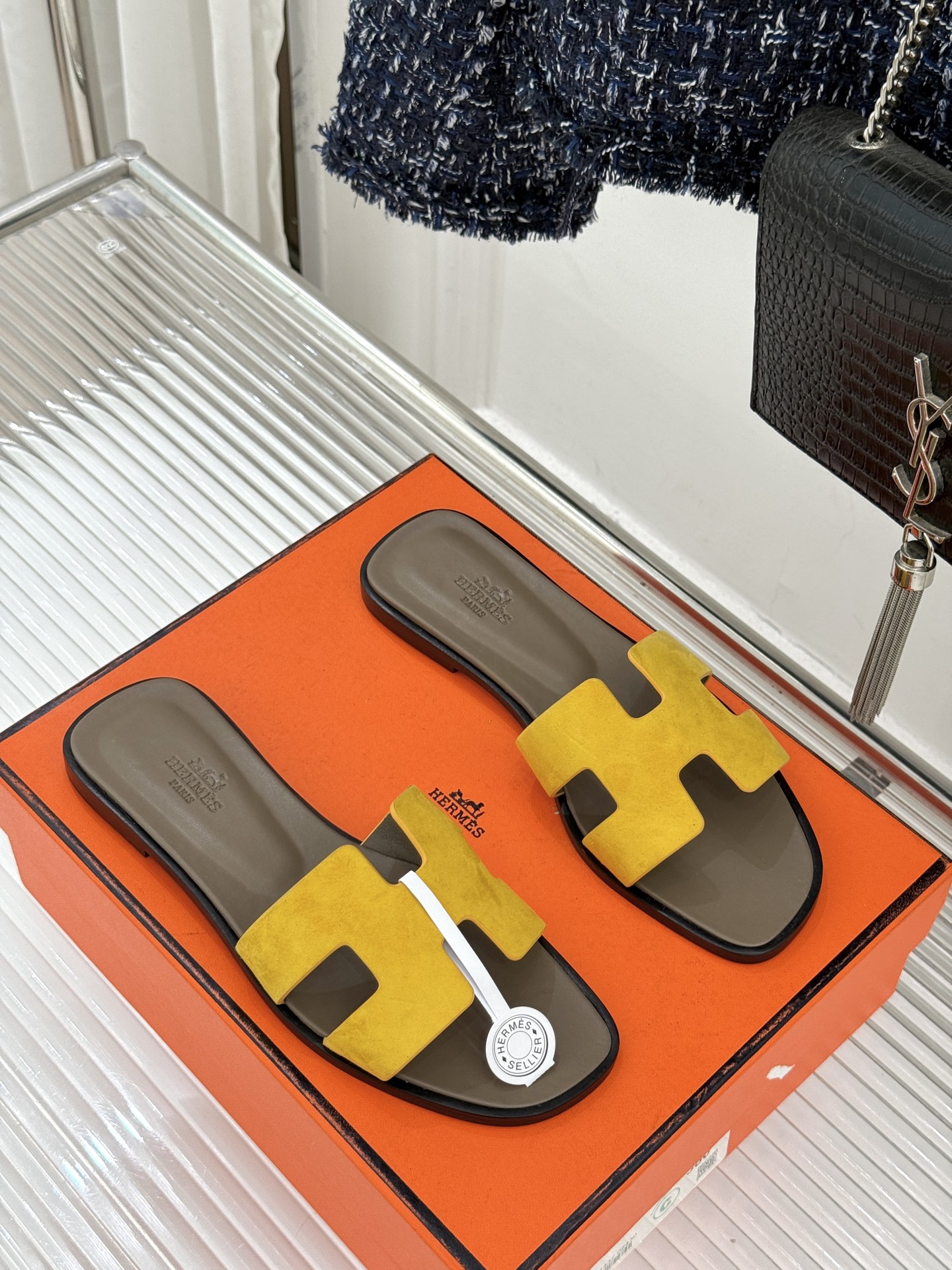 （配原版飞机盒）Hermès/爱马仕万年经典平底粗跟H拖将简约美学与极致工艺完美融合。粗跟设计 赋予你恰