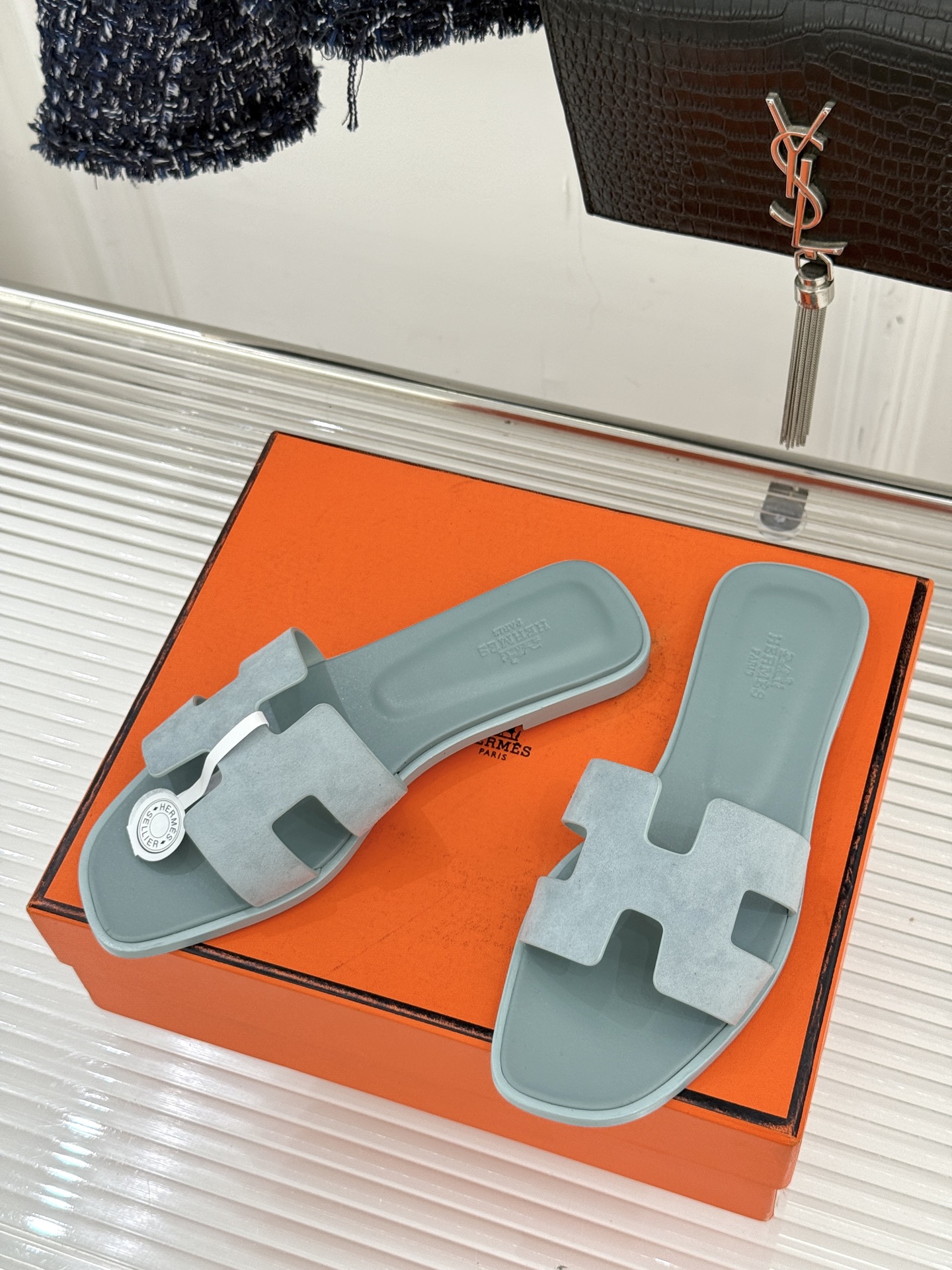 （配原版飞机盒）Hermès/爱马仕万年经典平底粗跟H拖将简约美学与极致工艺完美融合。粗跟设计 赋予你恰