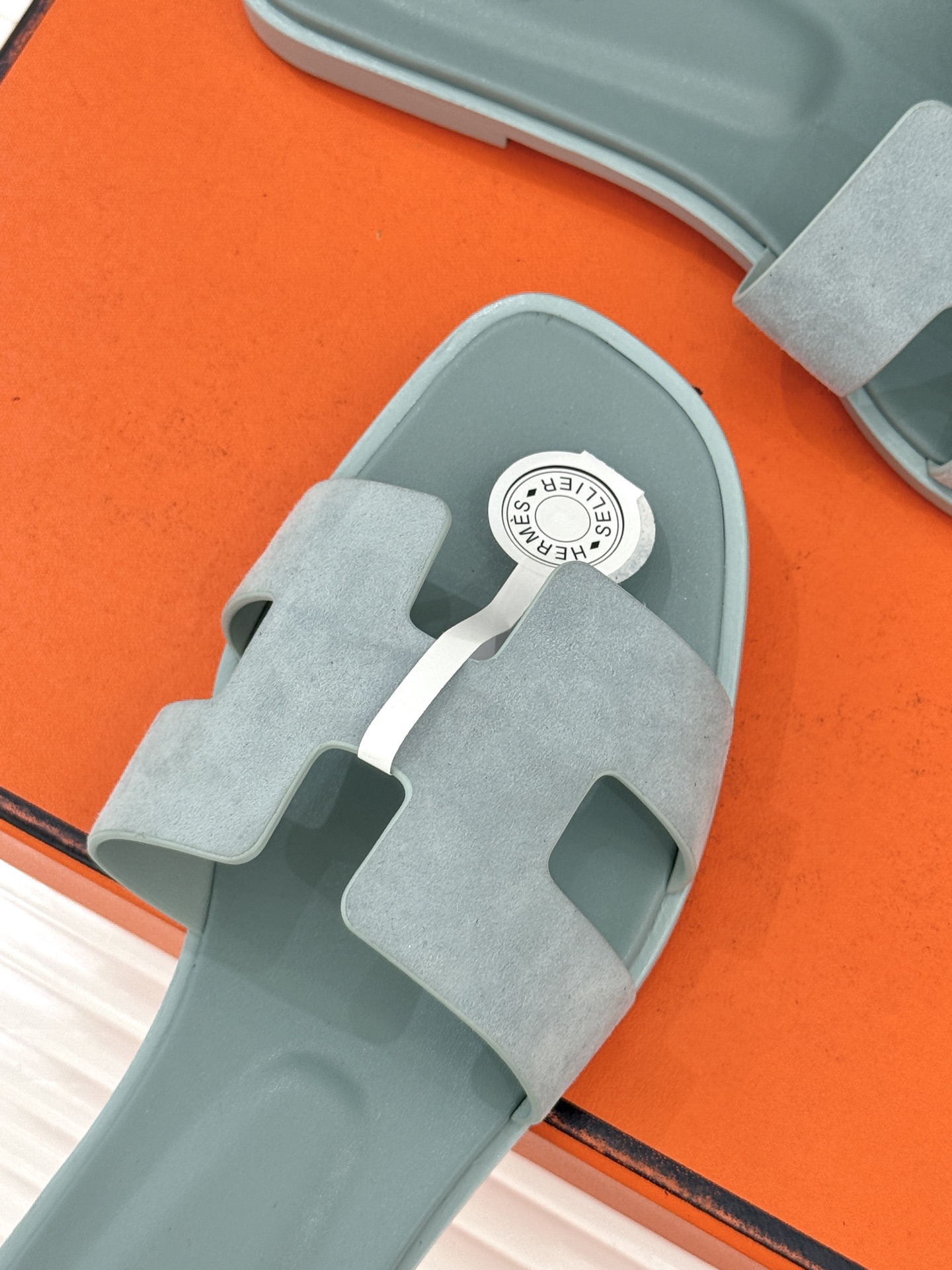 （配原版飞机盒）Hermès/爱马仕万年经典平底粗跟H拖将简约美学与极致工艺完美融合。粗跟设计 赋予你恰