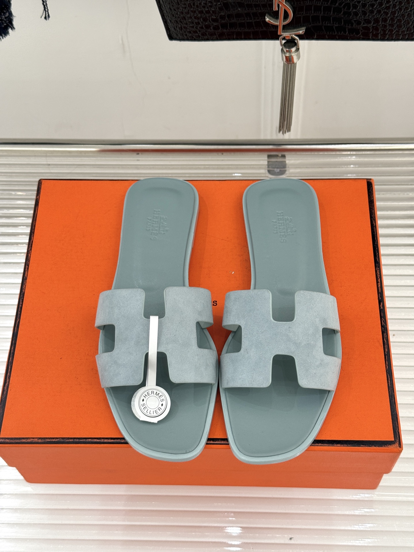 （配原版飞机盒）Hermès/爱马仕万年经典平底粗跟H拖将简约美学与极致工艺完美融合。粗跟设计 赋予你恰