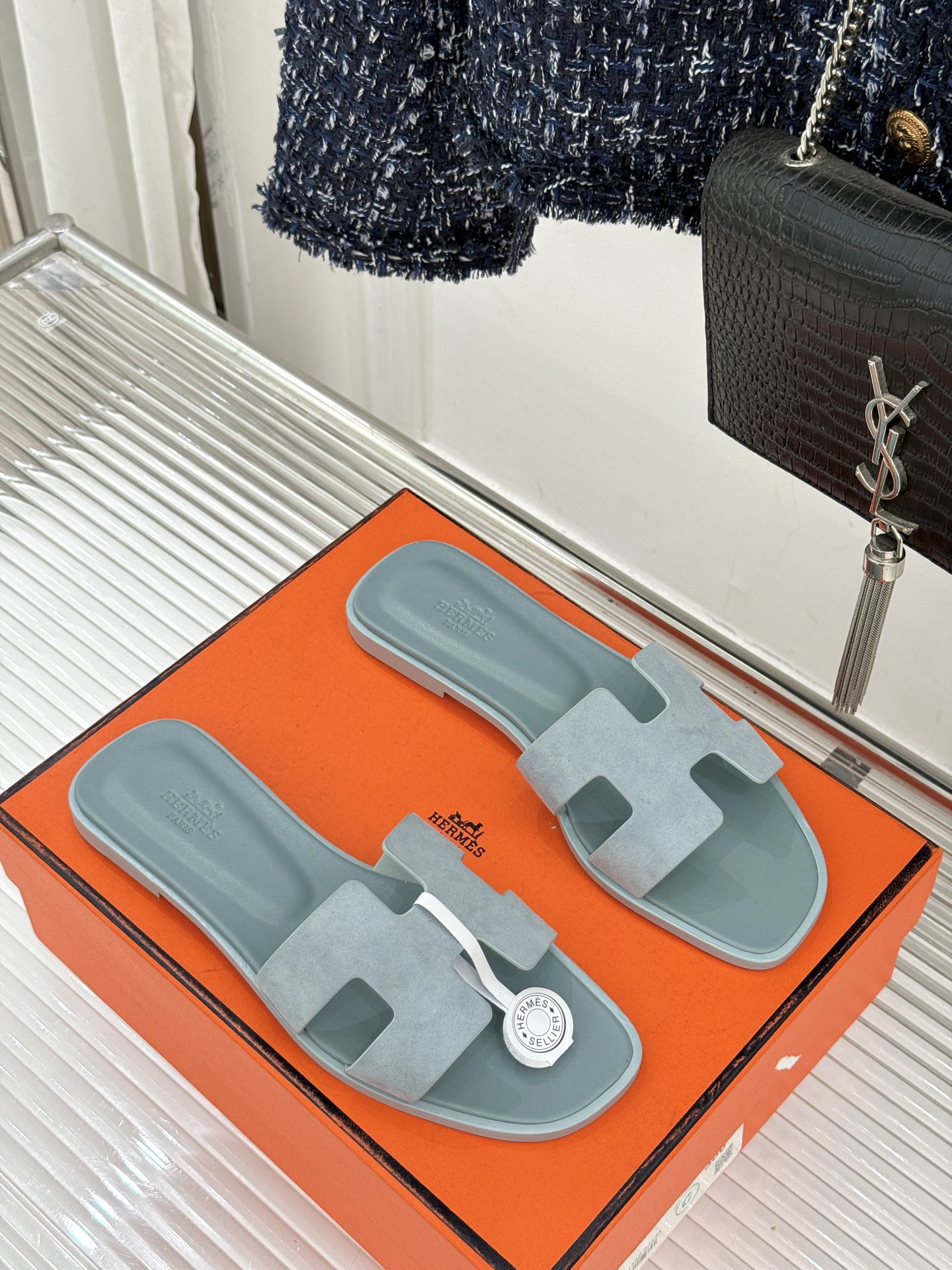 （配原版飞机盒）Hermès/爱马仕万年经典平底粗跟H拖将简约美学与极致工艺完美融合。粗跟设计 赋予你恰