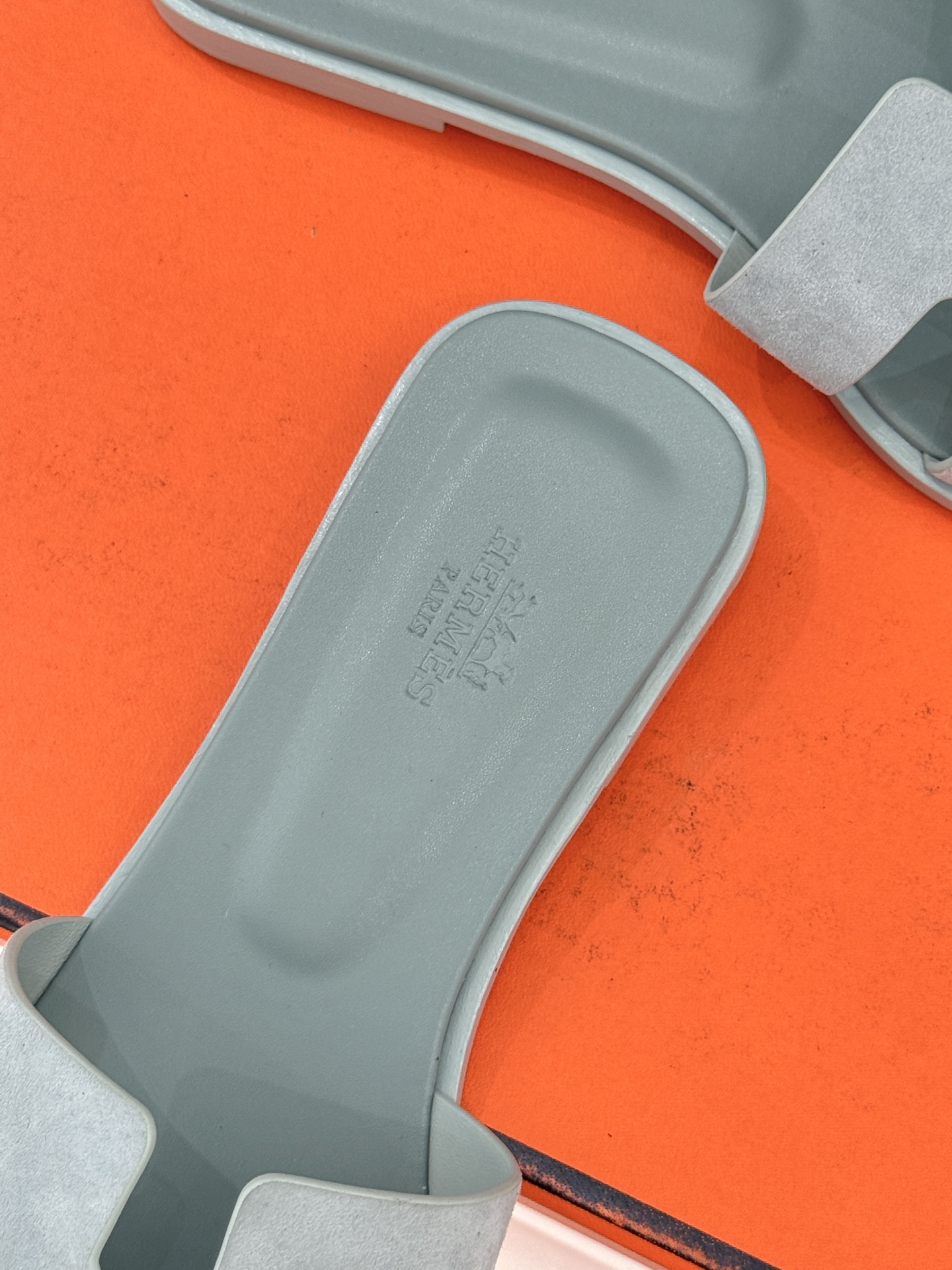 （配原版飞机盒）Hermès/爱马仕万年经典平底粗跟H拖将简约美学与极致工艺完美融合。粗跟设计 赋予你恰