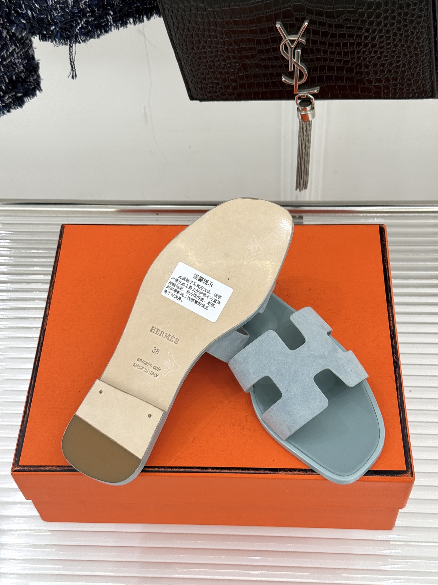 （配原版飞机盒）Hermès/爱马仕万年经典平底粗跟H拖将简约美学与极致工艺完美融合。粗跟设计 赋予你恰