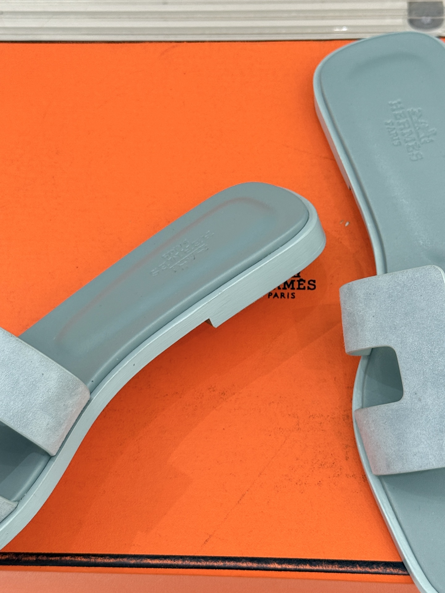 （配原版飞机盒）Hermès/爱马仕万年经典平底粗跟H拖将简约美学与极致工艺完美融合。粗跟设计 赋予你恰