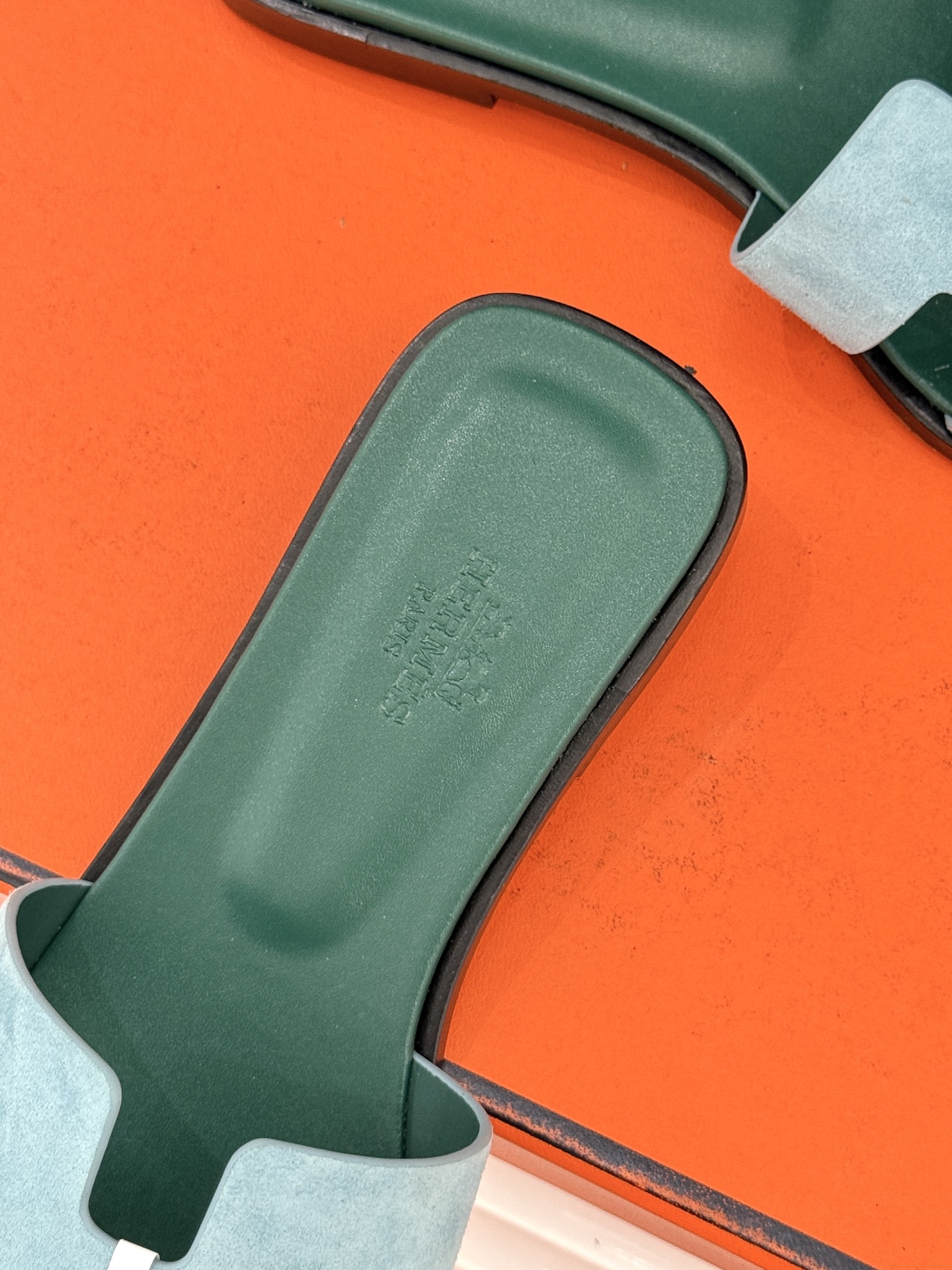 （配原版飞机盒）Hermès/爱马仕万年经典平底粗跟H拖将简约美学与极致工艺完美融合。粗跟设计 赋予你恰