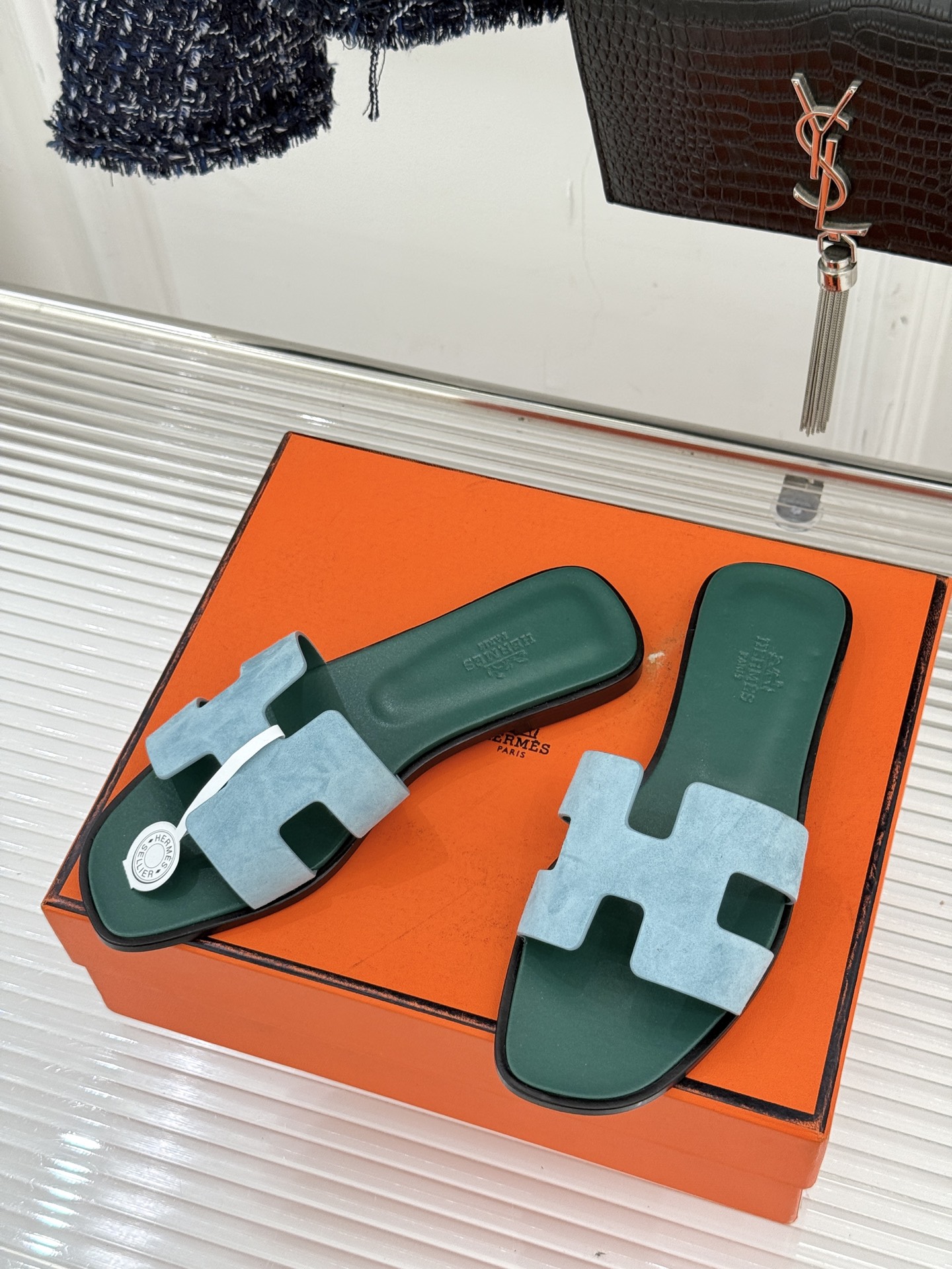 （配原版飞机盒）Hermès/爱马仕万年经典平底粗跟H拖将简约美学与极致工艺完美融合。粗跟设计 赋予你恰