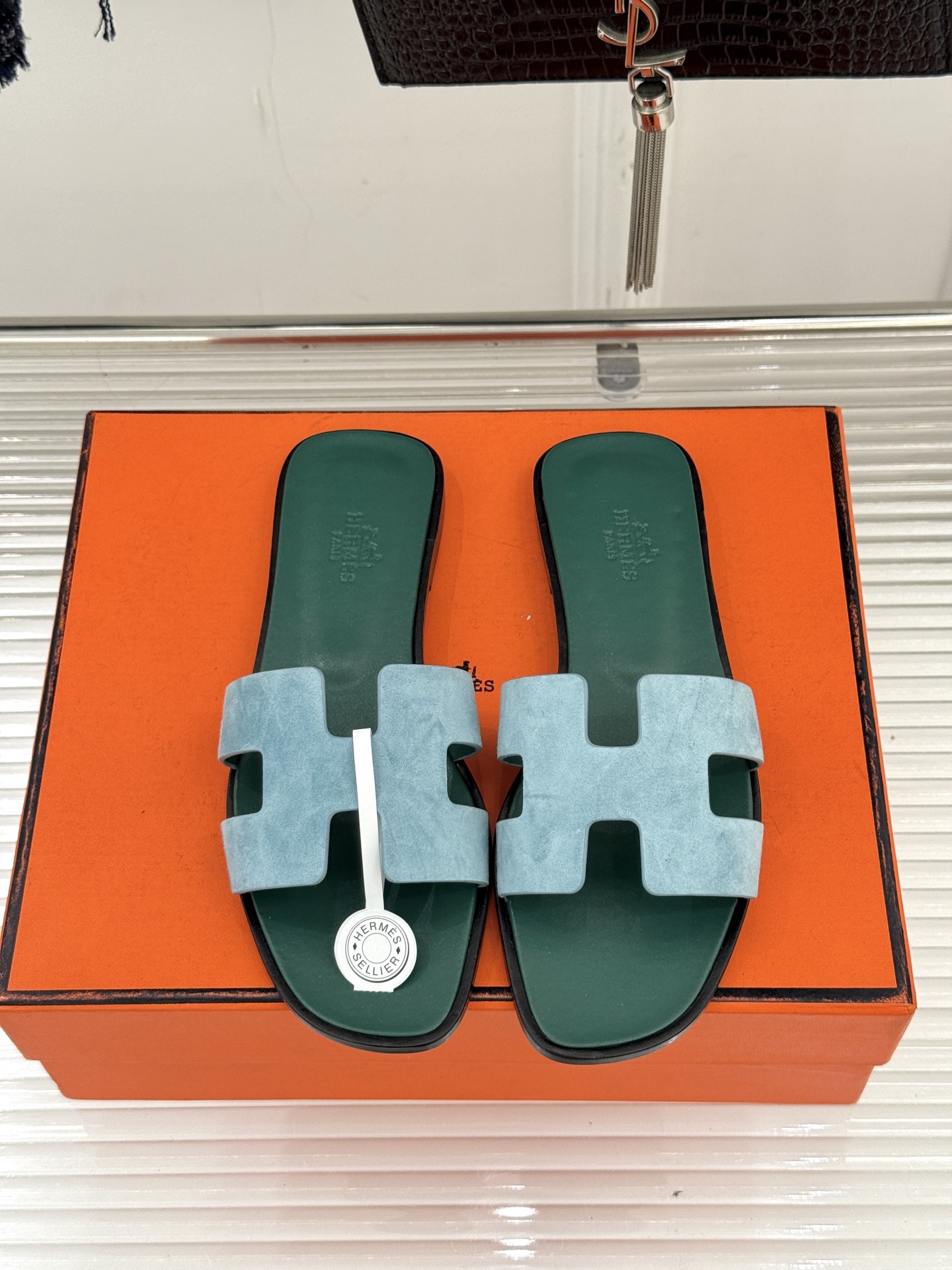 （配原版飞机盒）Hermès/爱马仕万年经典平底粗跟H拖将简约美学与极致工艺完美融合。粗跟设计 赋予你恰