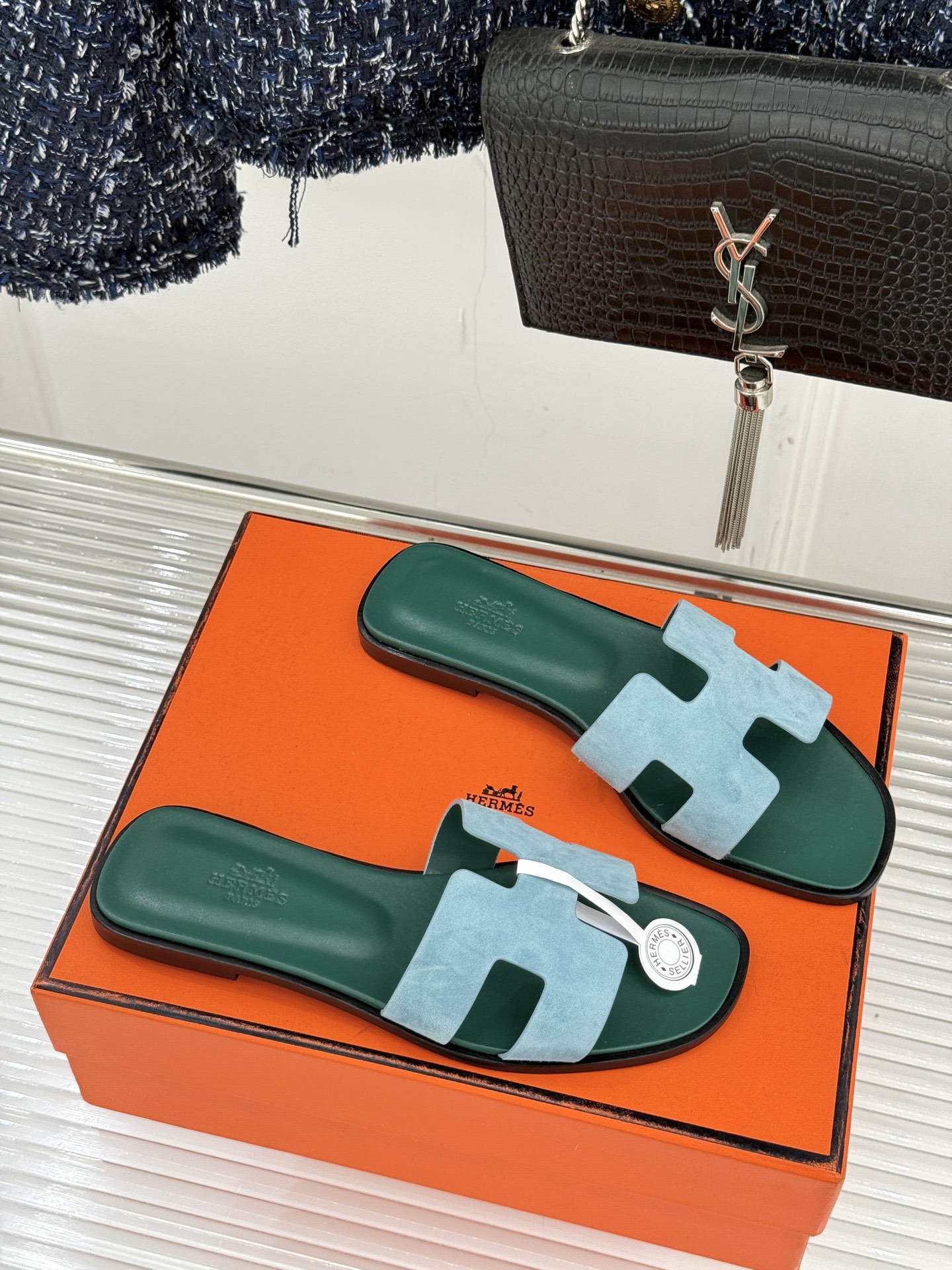 （配原版飞机盒）Hermès/爱马仕万年经典平底粗跟H拖将简约美学与极致工艺完美融合。粗跟设计 赋予你恰