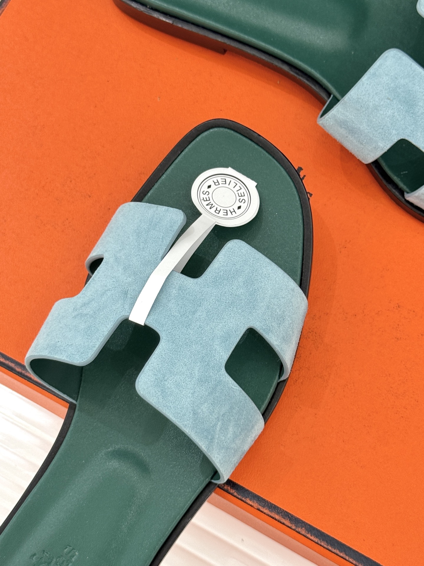 （配原版飞机盒）Hermès/爱马仕万年经典平底粗跟H拖将简约美学与极致工艺完美融合。粗跟设计 赋予你恰