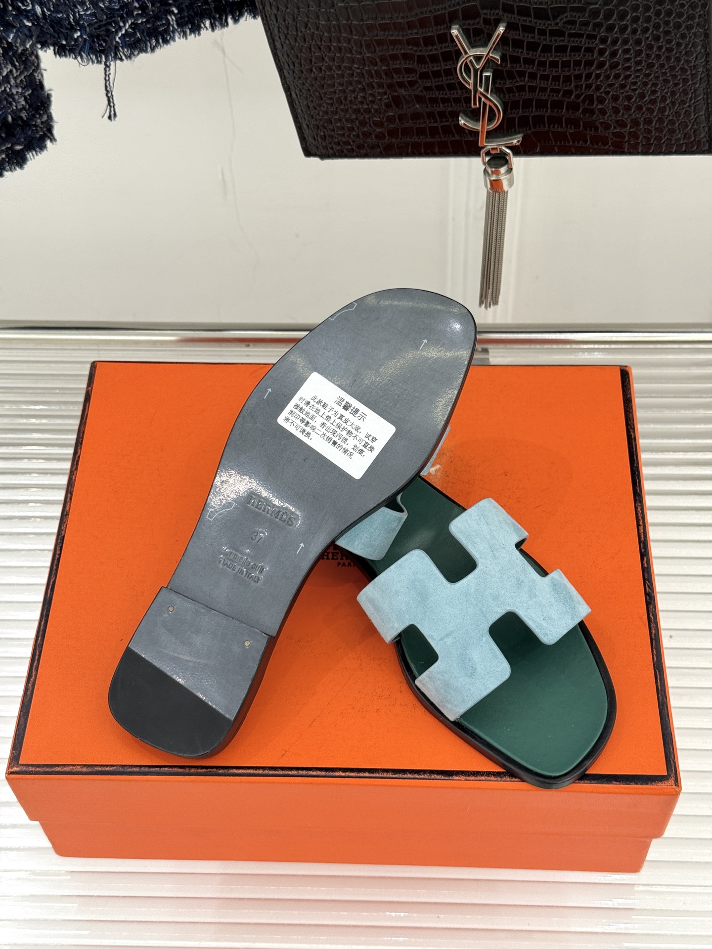 （配原版飞机盒）Hermès/爱马仕万年经典平底粗跟H拖将简约美学与极致工艺完美融合。粗跟设计 赋予你恰