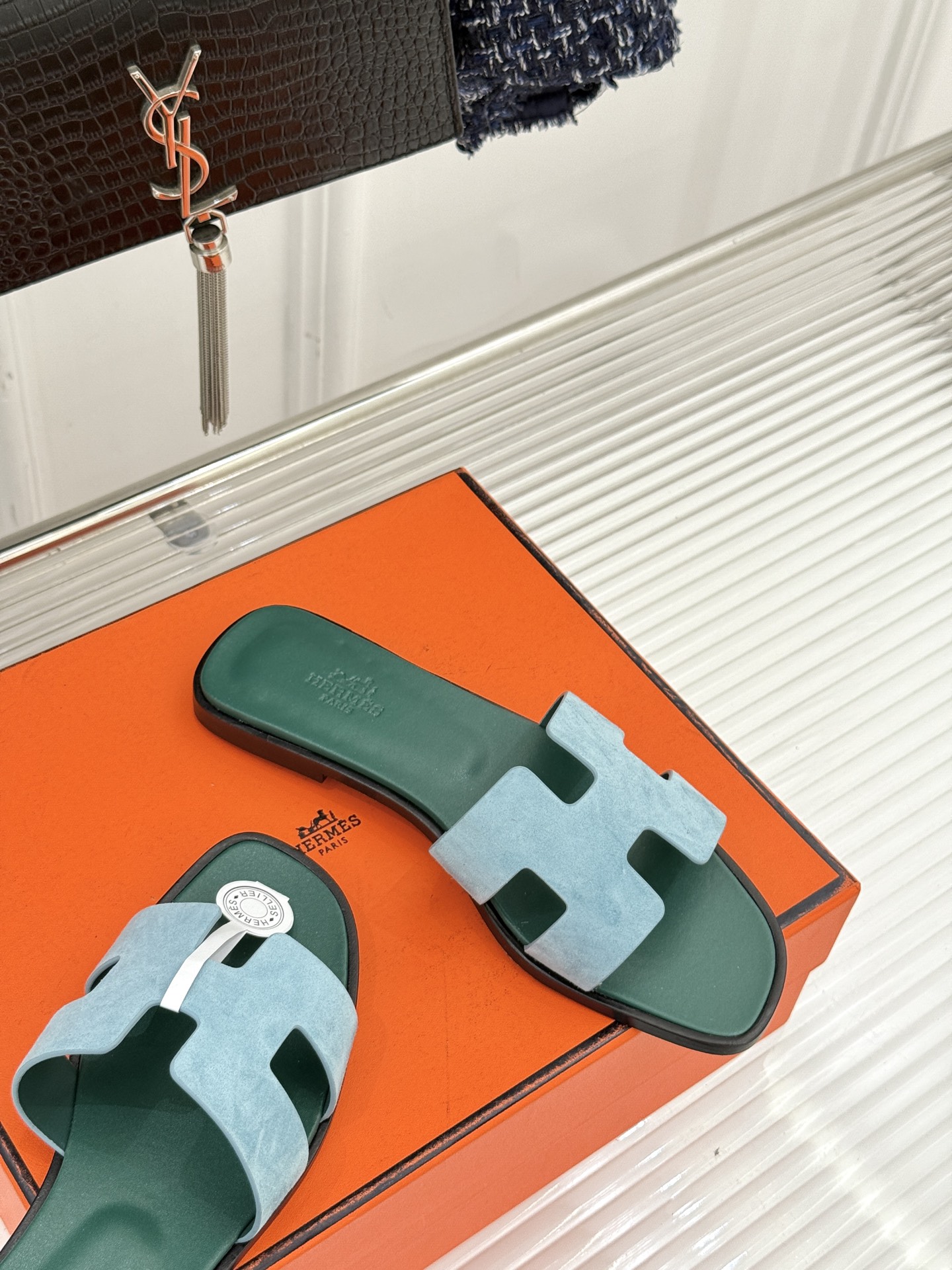 （配原版飞机盒）Hermès/爱马仕万年经典平底粗跟H拖将简约美学与极致工艺完美融合。粗跟设计 赋予你恰