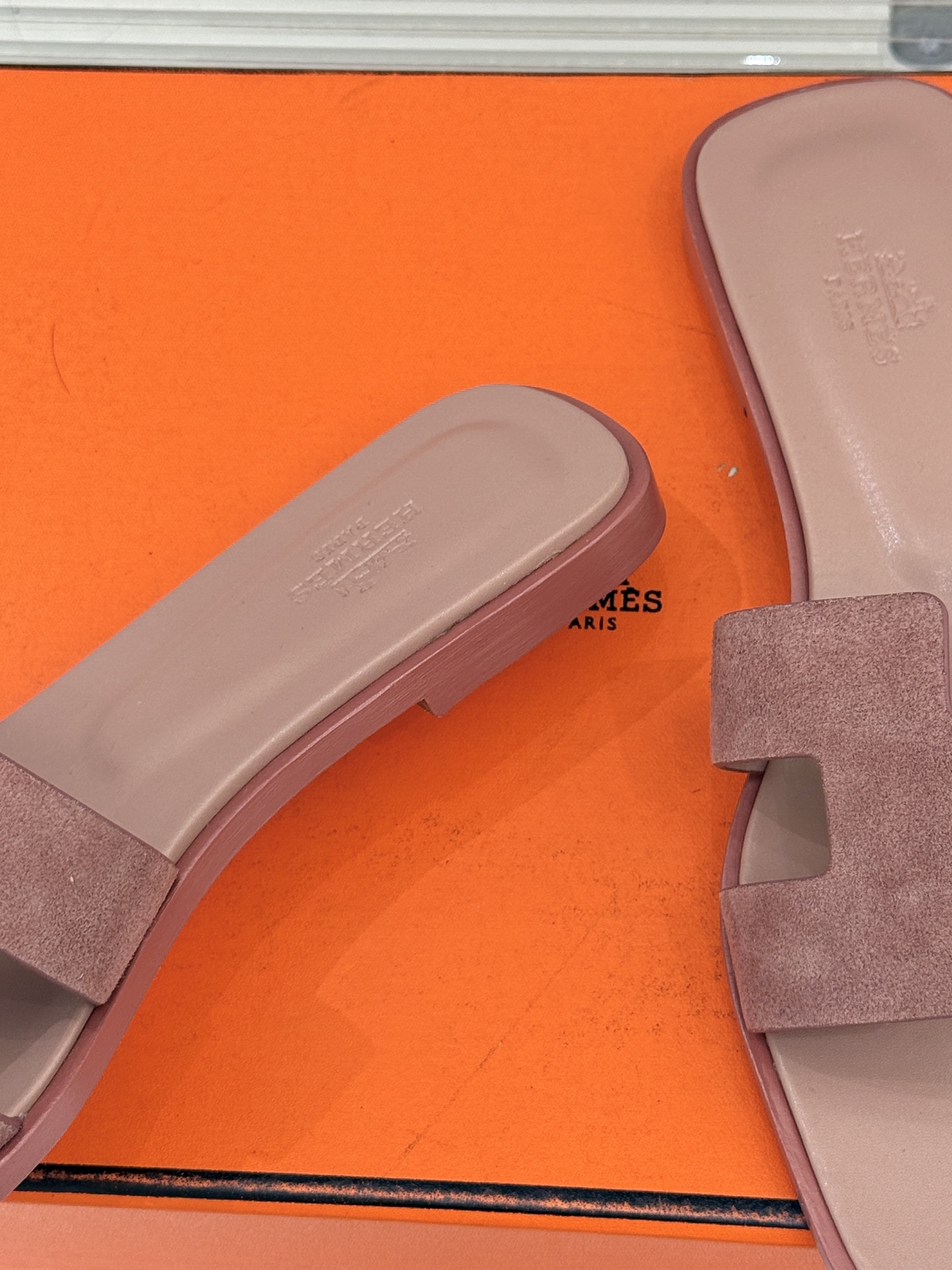 （配原版飞机盒）Hermès/爱马仕万年经典平底粗跟H拖将简约美学与极致工艺完美融合。粗跟设计 赋予你恰