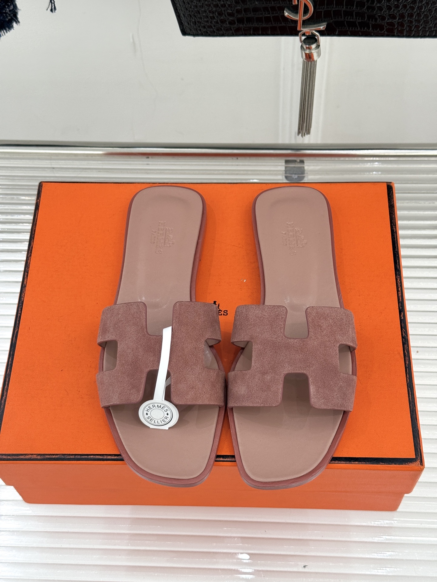 （配原版飞机盒）Hermès/爱马仕万年经典平底粗跟H拖将简约美学与极致工艺完美融合。粗跟设计 赋予你恰