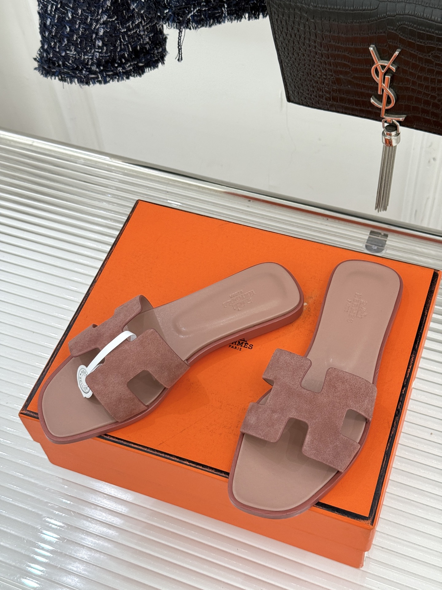 （配原版飞机盒）Hermès/爱马仕万年经典平底粗跟H拖将简约美学与极致工艺完美融合。粗跟设计 赋予你恰