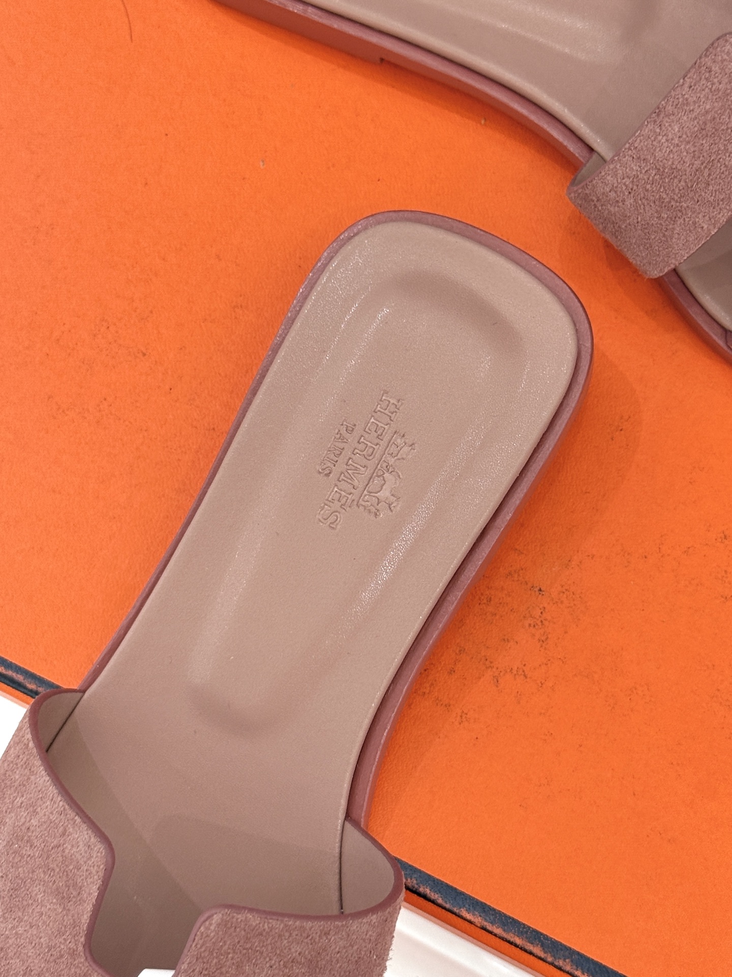 （配原版飞机盒）Hermès/爱马仕万年经典平底粗跟H拖将简约美学与极致工艺完美融合。粗跟设计 赋予你恰