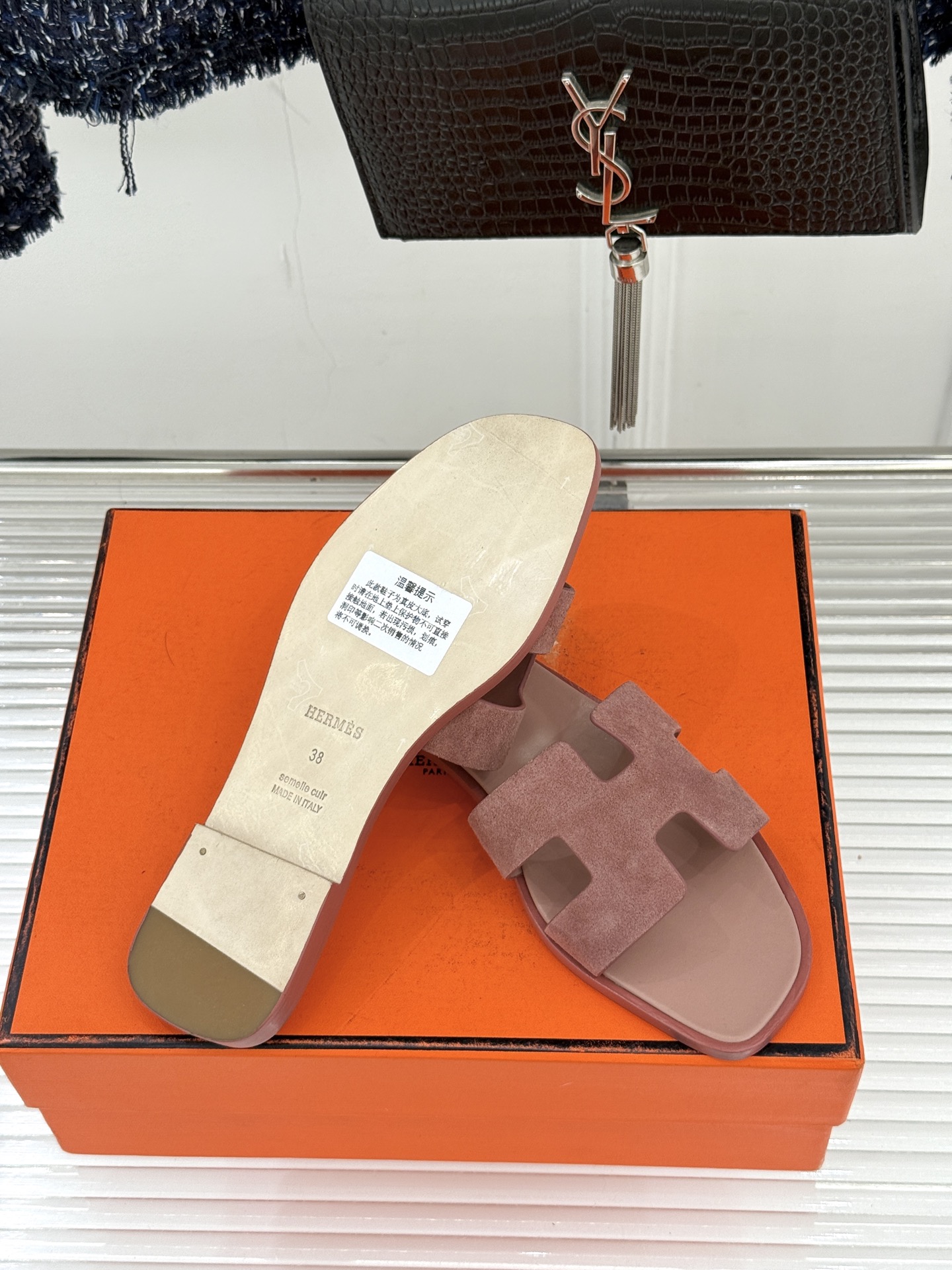 （配原版飞机盒）Hermès/爱马仕万年经典平底粗跟H拖将简约美学与极致工艺完美融合。粗跟设计 赋予你恰