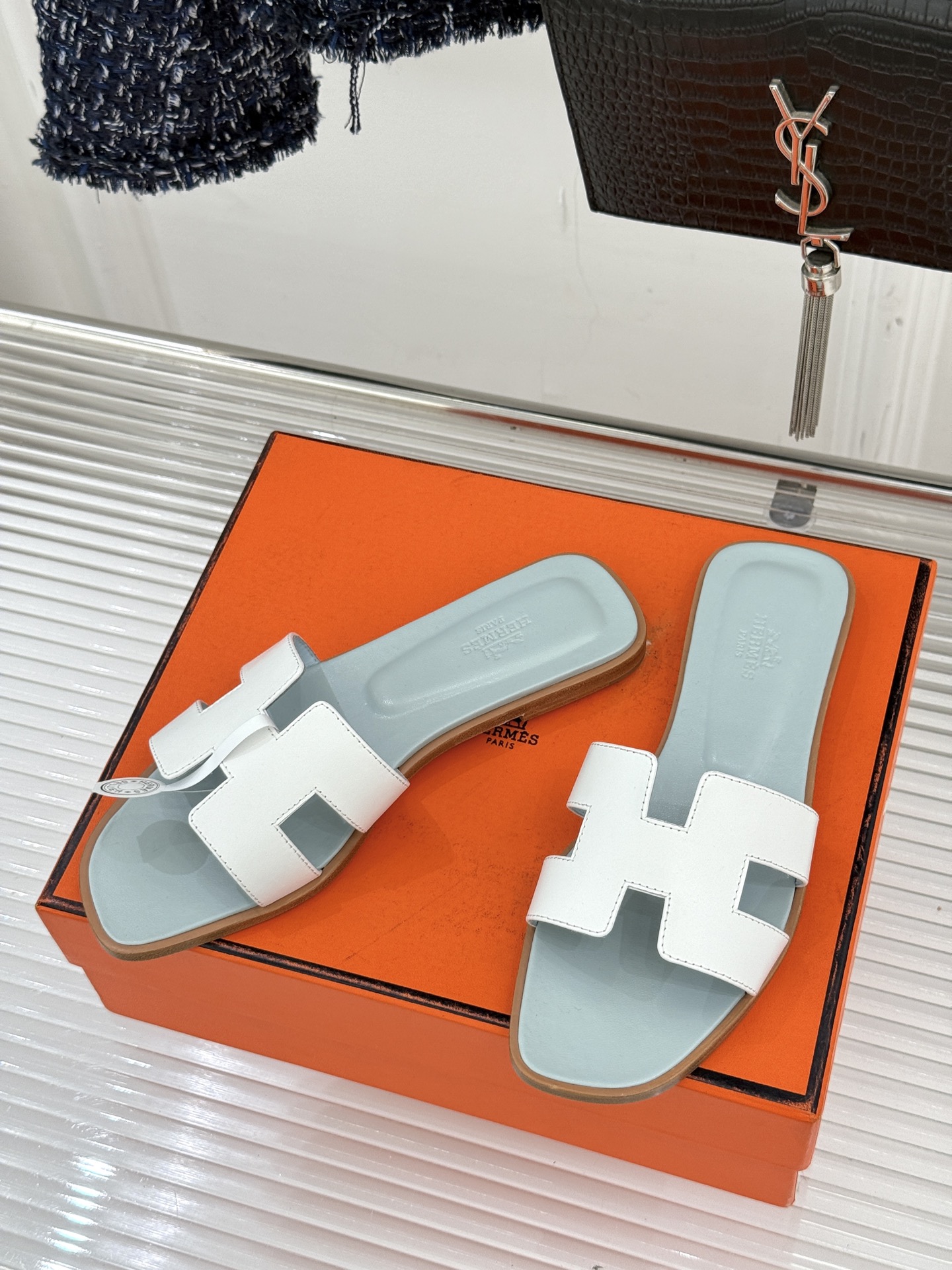 （配原版飞机盒）Hermès/爱马仕万年经典平底粗跟H拖将简约美学与极致工艺完美融合。粗跟设计 赋予你恰