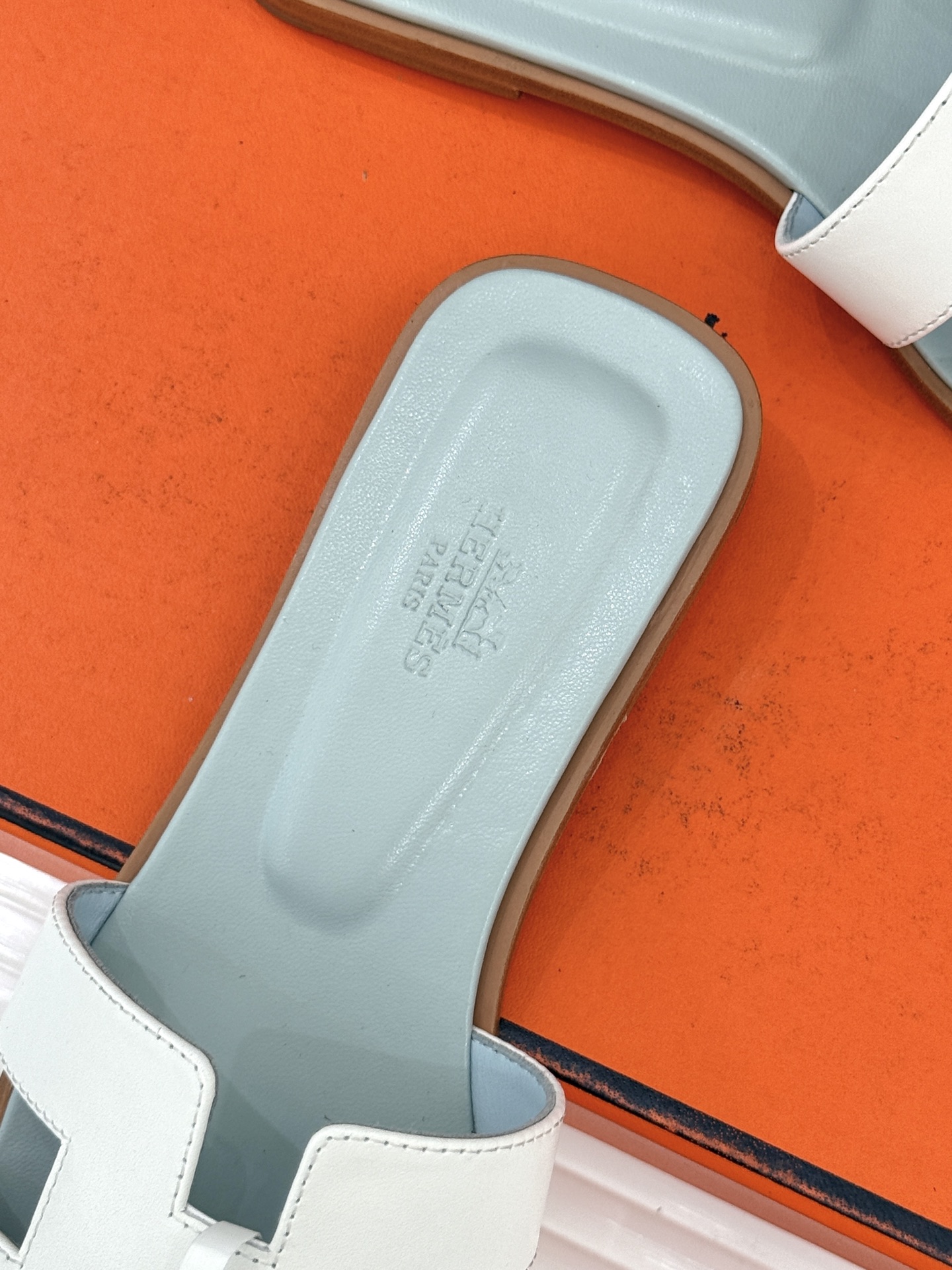 （配原版飞机盒）Hermès/爱马仕万年经典平底粗跟H拖将简约美学与极致工艺完美融合。粗跟设计 赋予你恰