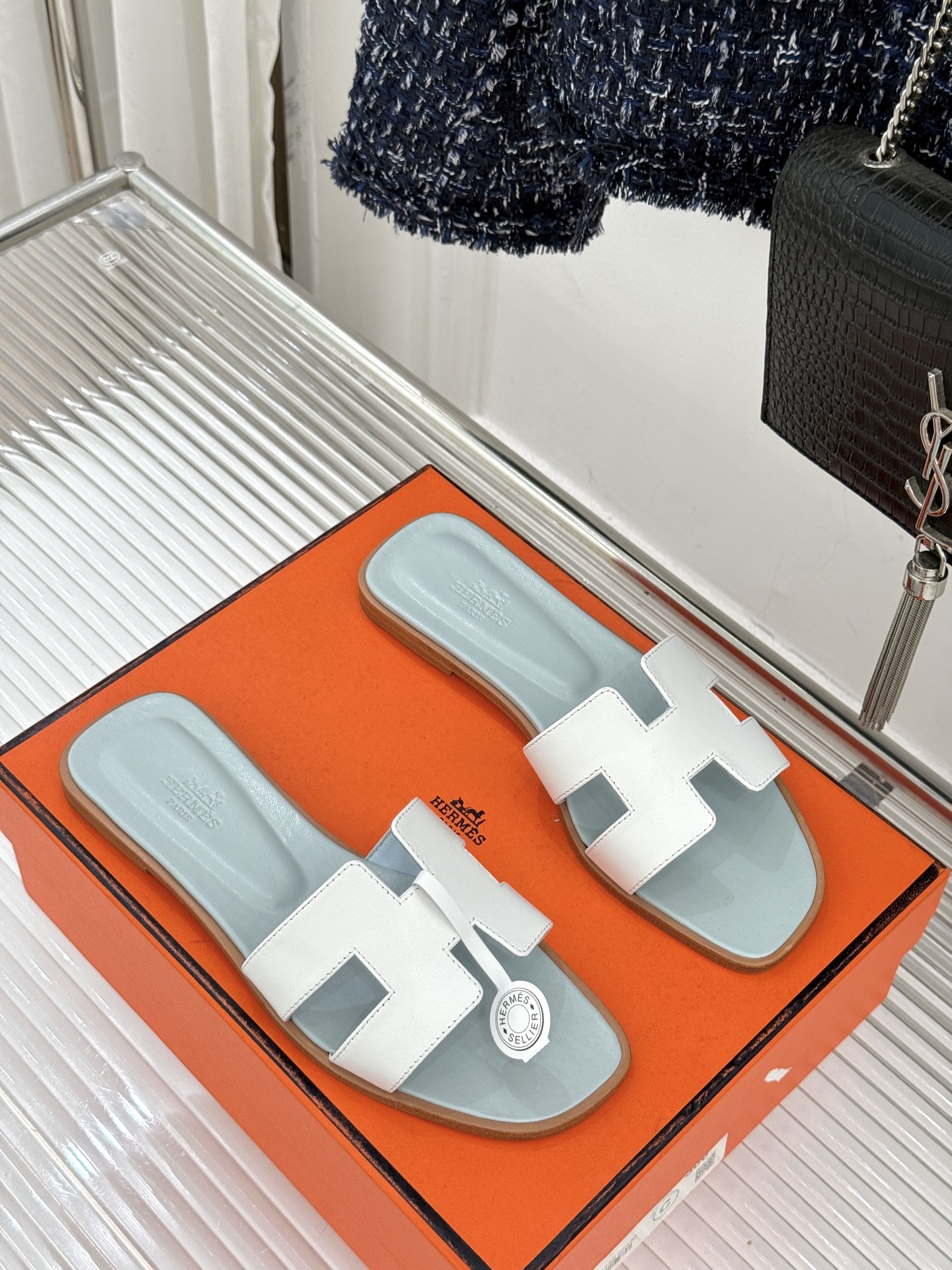 （配原版飞机盒）Hermès/爱马仕万年经典平底粗跟H拖将简约美学与极致工艺完美融合。粗跟设计 赋予你恰