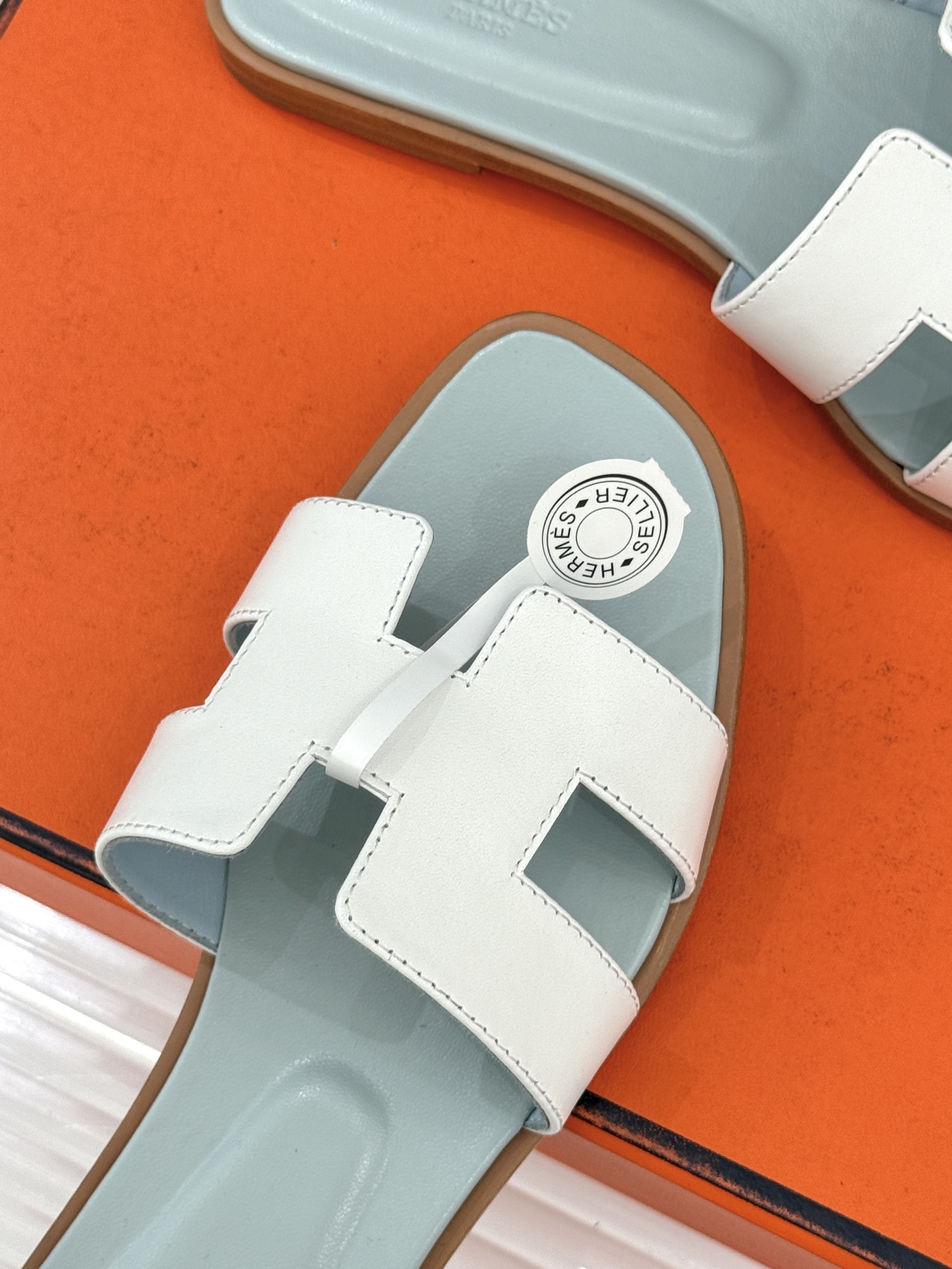 （配原版飞机盒）Hermès/爱马仕万年经典平底粗跟H拖将简约美学与极致工艺完美融合。粗跟设计 赋予你恰