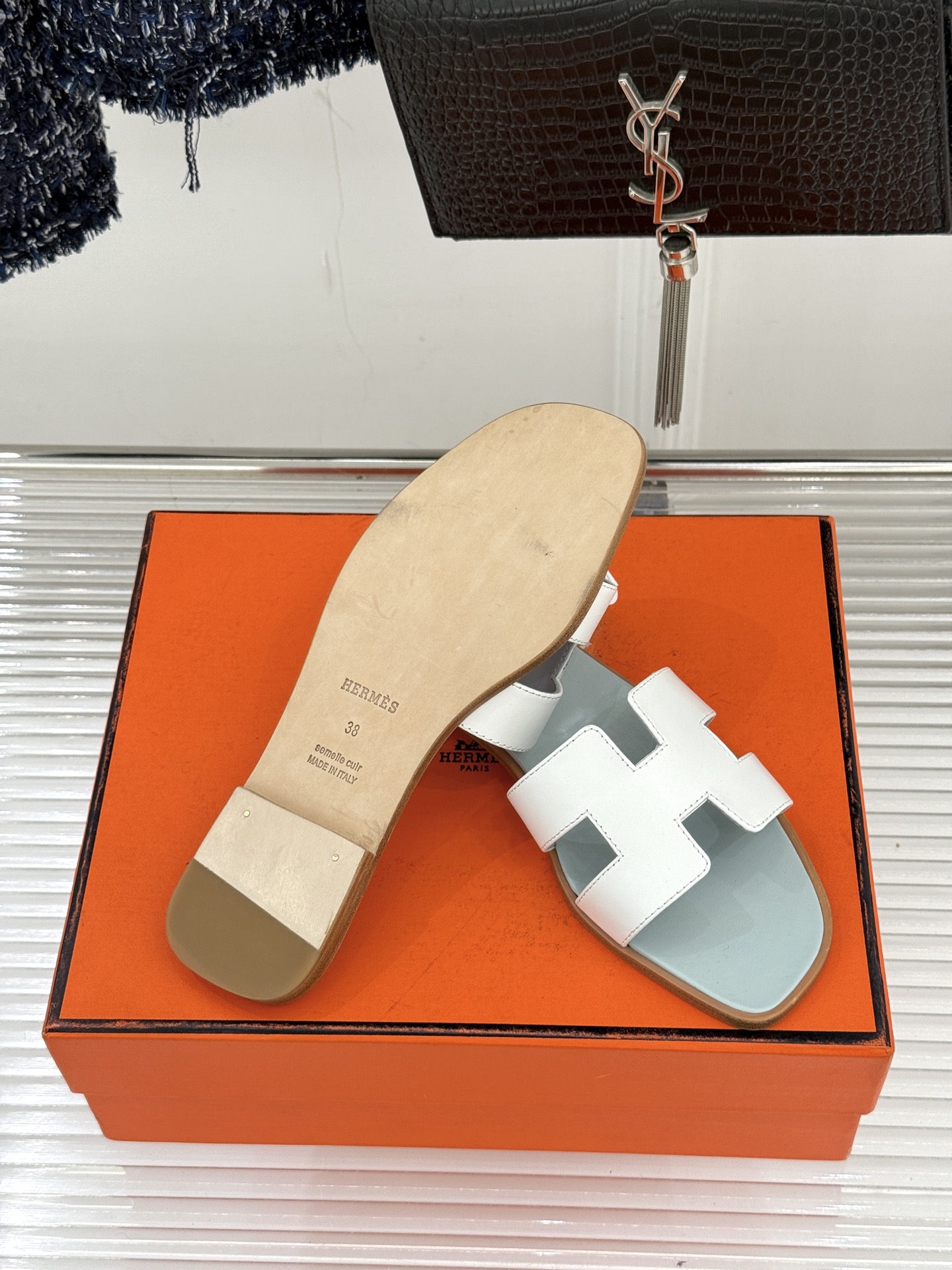 （配原版飞机盒）Hermès/爱马仕万年经典平底粗跟H拖将简约美学与极致工艺完美融合。粗跟设计 赋予你恰