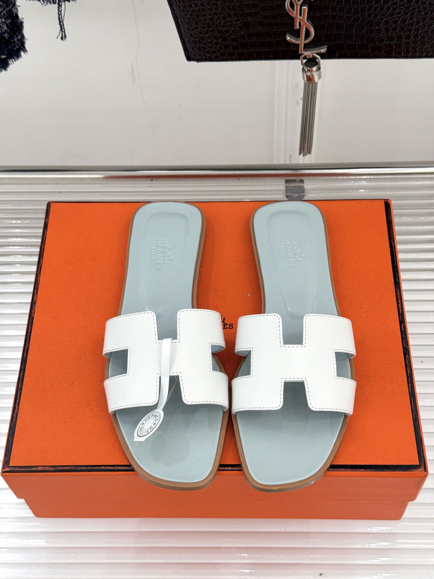 （配原版飞机盒）Hermès/爱马仕万年经典平底粗跟H拖将简约美学与极致工艺完美融合。粗跟设计 赋予你恰