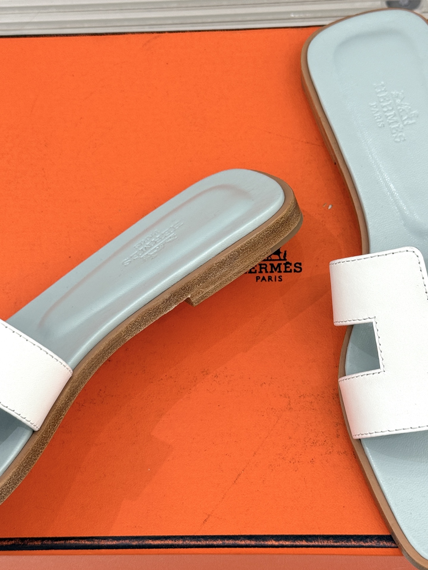 （配原版飞机盒）Hermès/爱马仕万年经典平底粗跟H拖将简约美学与极致工艺完美融合。粗跟设计 赋予你恰