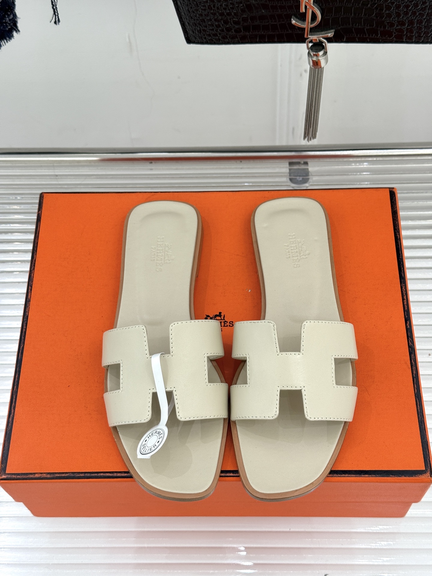 （配原版飞机盒）Hermès/爱马仕万年经典平底粗跟H拖将简约美学与极致工艺完美融合。粗跟设计 赋予你恰