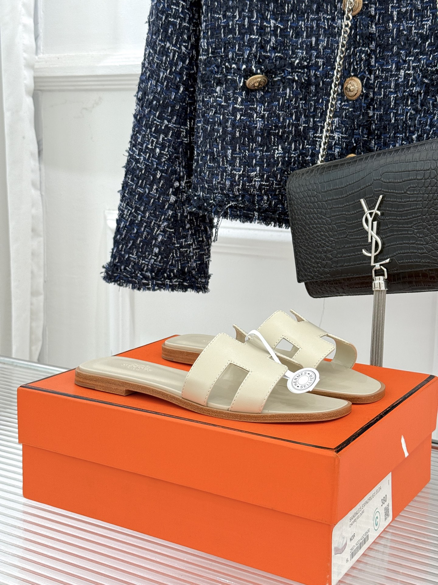 （配原版飞机盒）Hermès/爱马仕万年经典平底粗跟H拖将简约美学与极致工艺完美融合。粗跟设计 赋予你恰