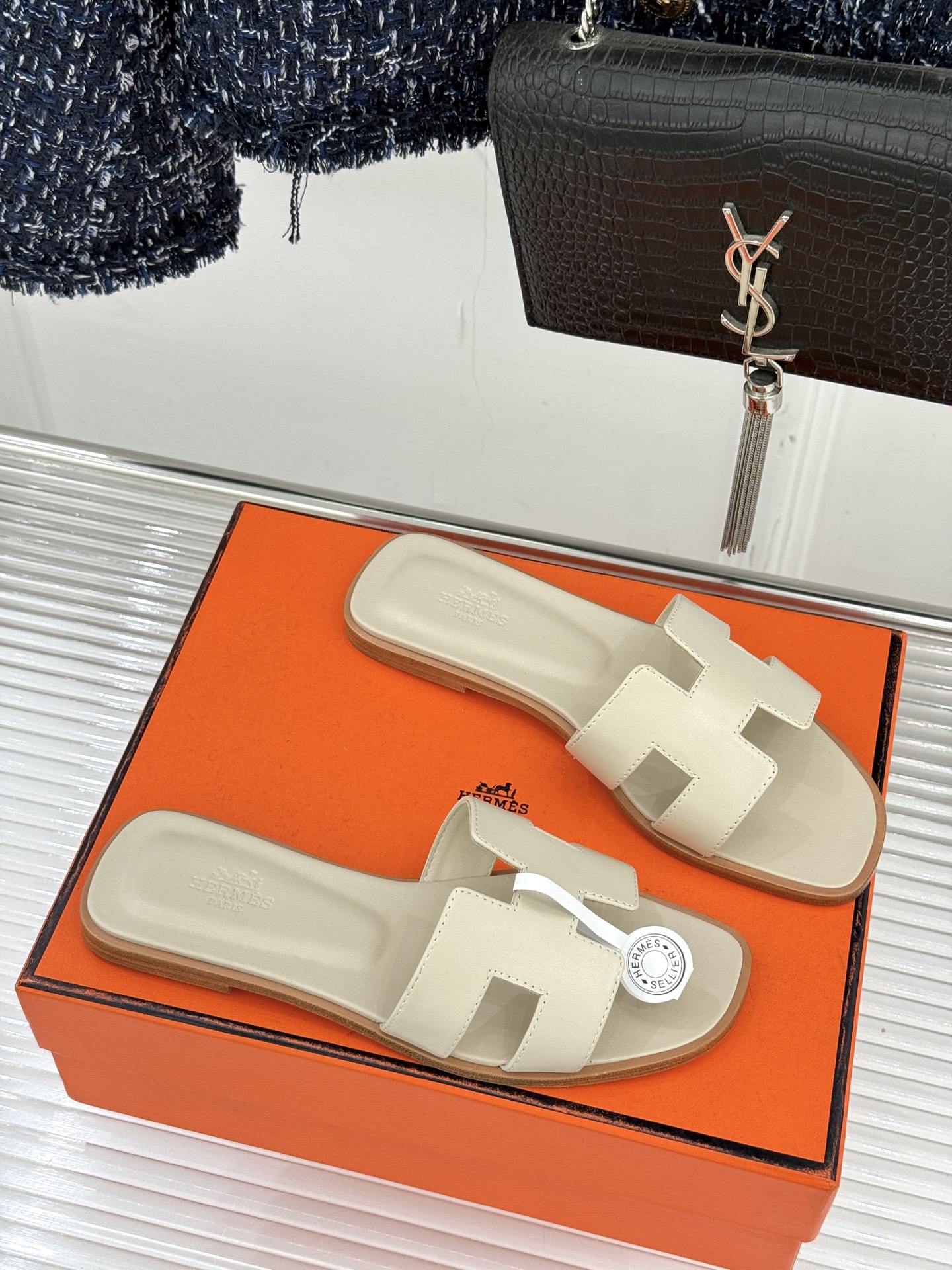 （配原版飞机盒）Hermès/爱马仕万年经典平底粗跟H拖将简约美学与极致工艺完美融合。粗跟设计 赋予你恰