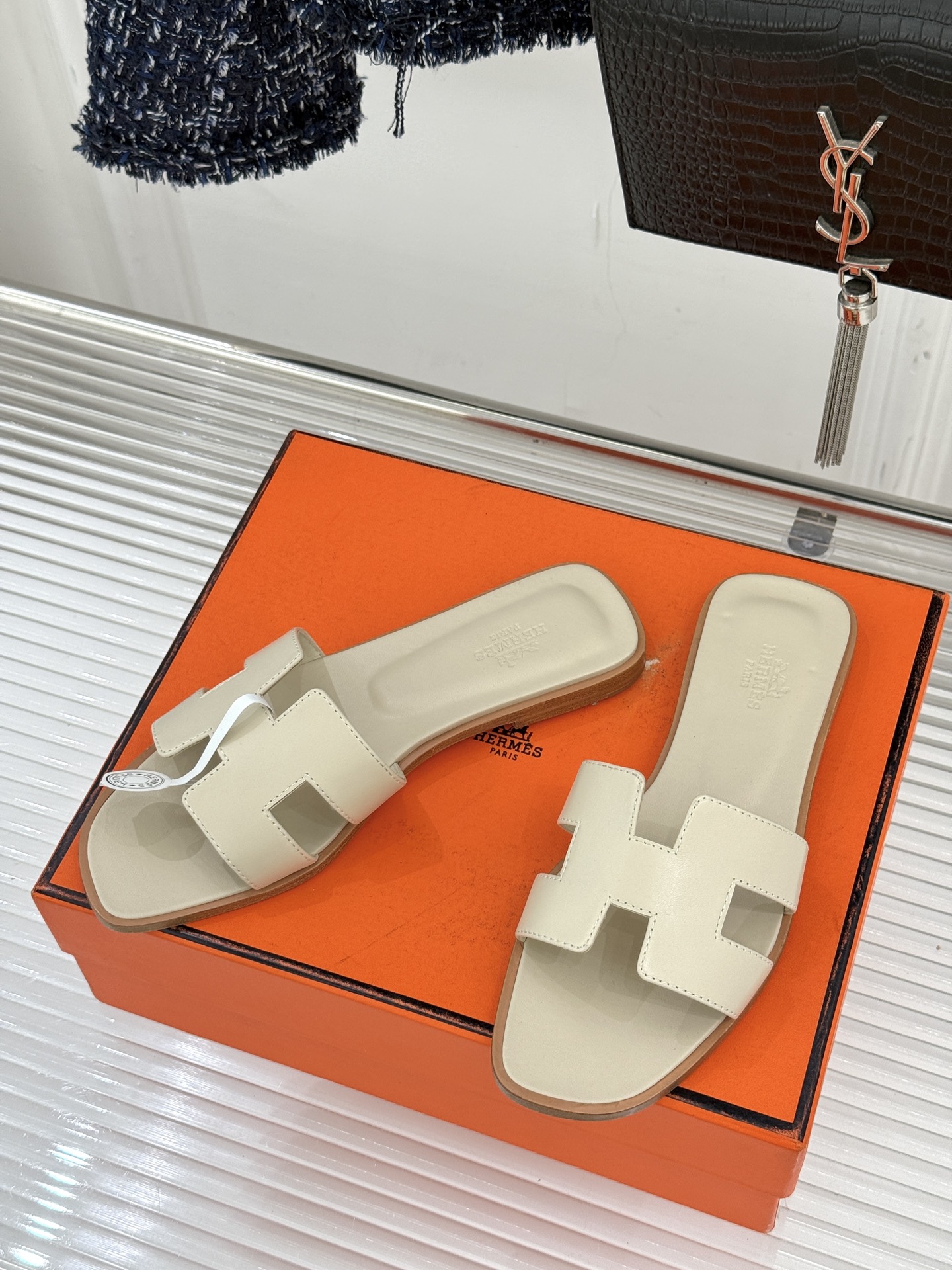 （配原版飞机盒）Hermès/爱马仕万年经典平底粗跟H拖将简约美学与极致工艺完美融合。粗跟设计 赋予你恰