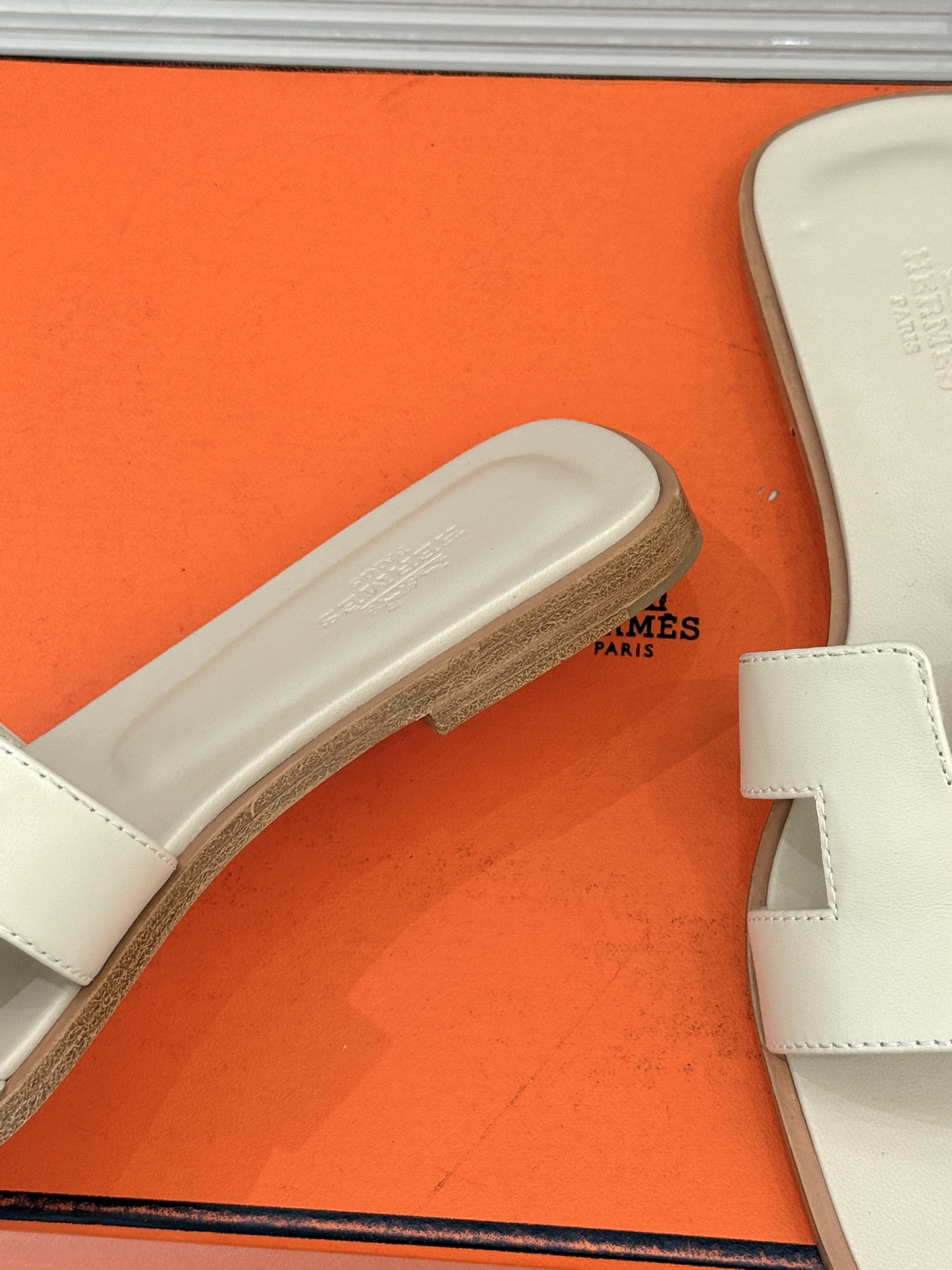 （配原版飞机盒）Hermès/爱马仕万年经典平底粗跟H拖将简约美学与极致工艺完美融合。粗跟设计 赋予你恰