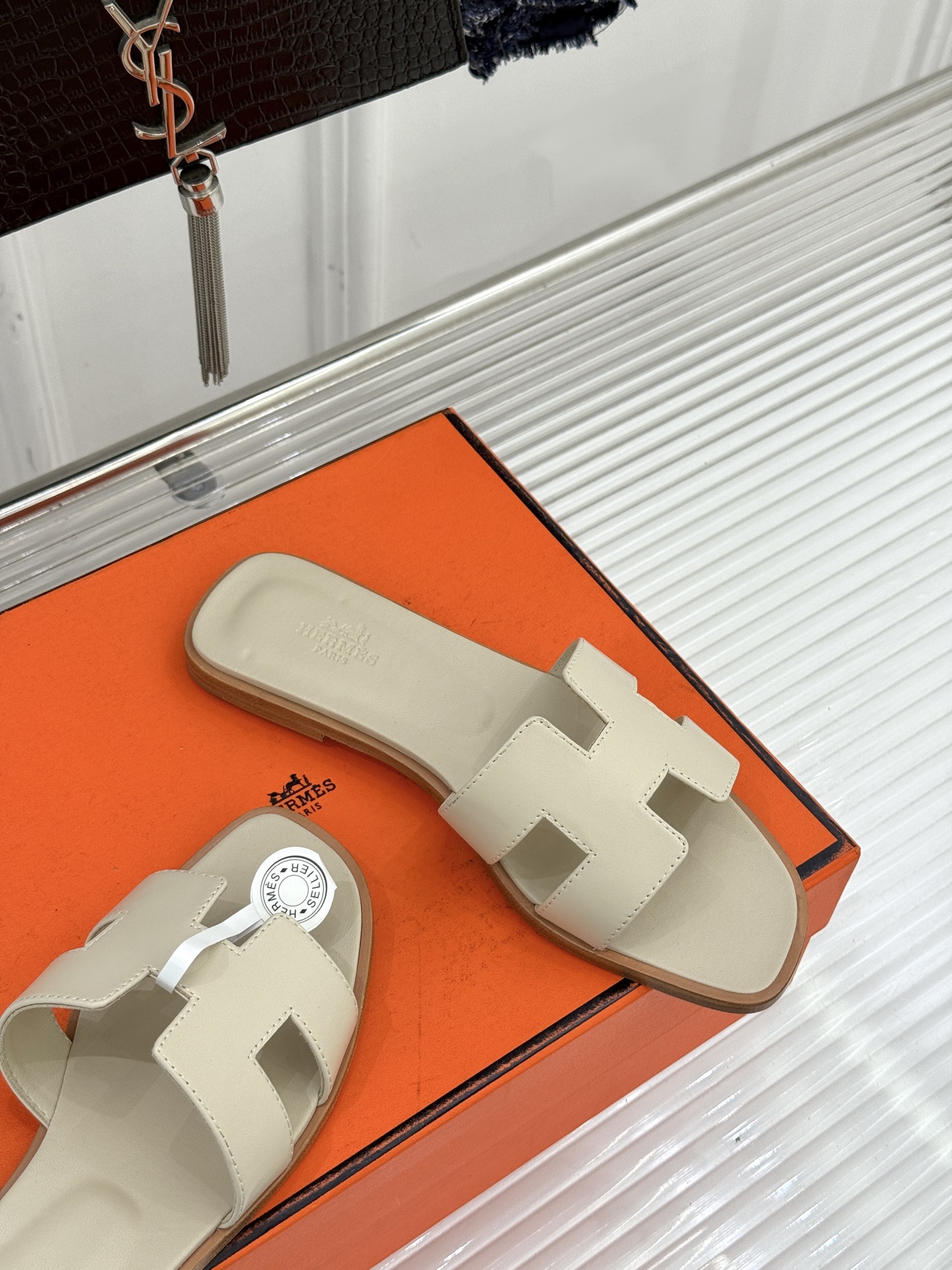 （配原版飞机盒）Hermès/爱马仕万年经典平底粗跟H拖将简约美学与极致工艺完美融合。粗跟设计 赋予你恰